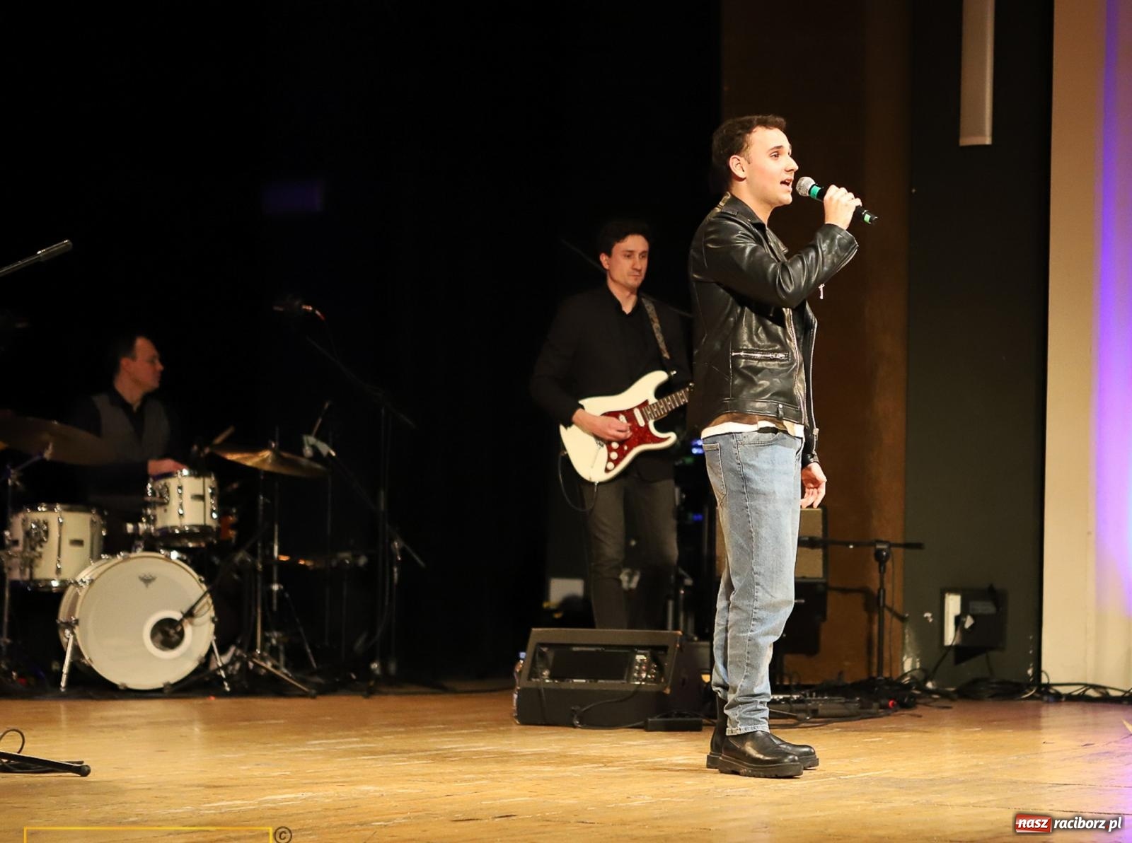 Zdjęcie w galerii na portalu naszraciborz.pl: Śladami Agnieszki Osieckiej w RCK. Janek Górka zaśpiewał w Raciborzu [FOTO i WIDEO] wiadomości z regionu