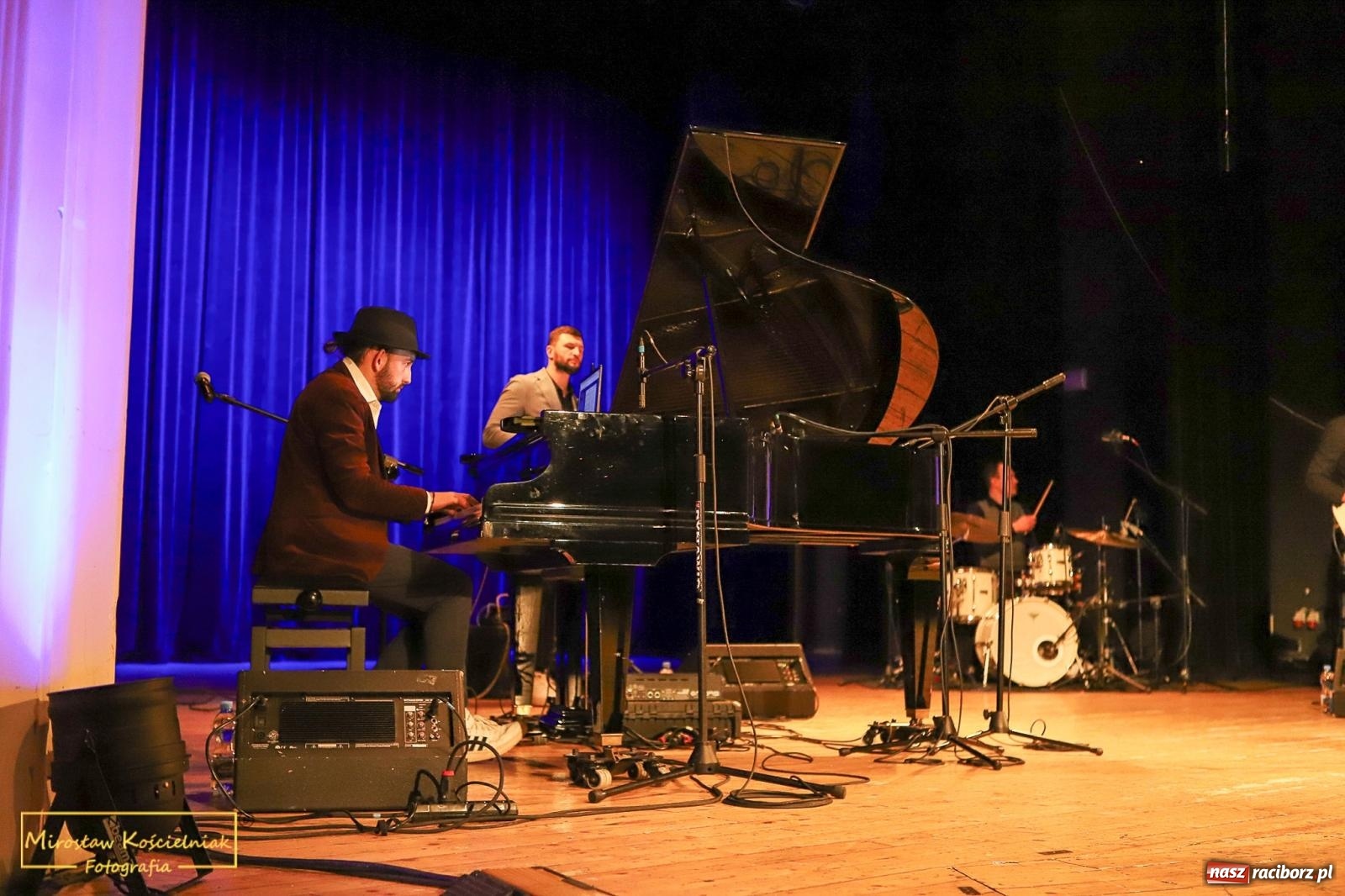Zdjęcie w galerii na portalu naszraciborz.pl: Śladami Agnieszki Osieckiej w RCK. Janek Górka zaśpiewał w Raciborzu [FOTO i WIDEO] wiadomości z regionu