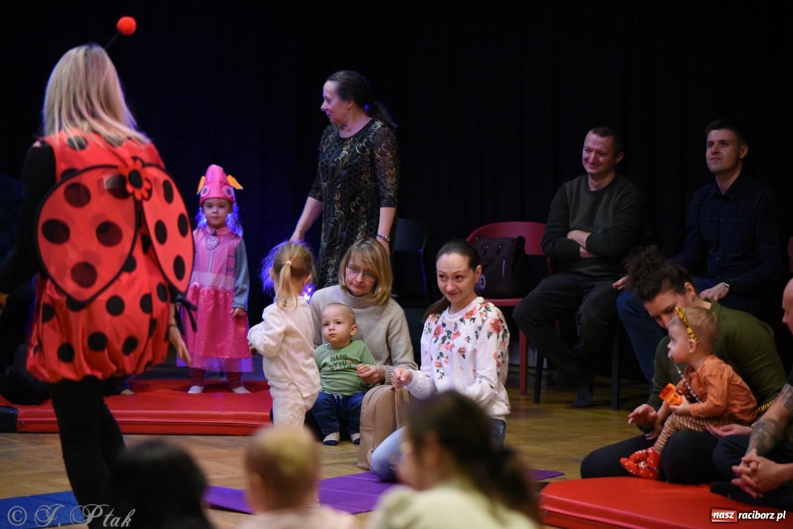 Zdjęcie w galerii na portalu naszraciborz.pl: Maluchy w krainie dźwięku i karnawał [FOTO i WIDEO] wiadomości z regionu