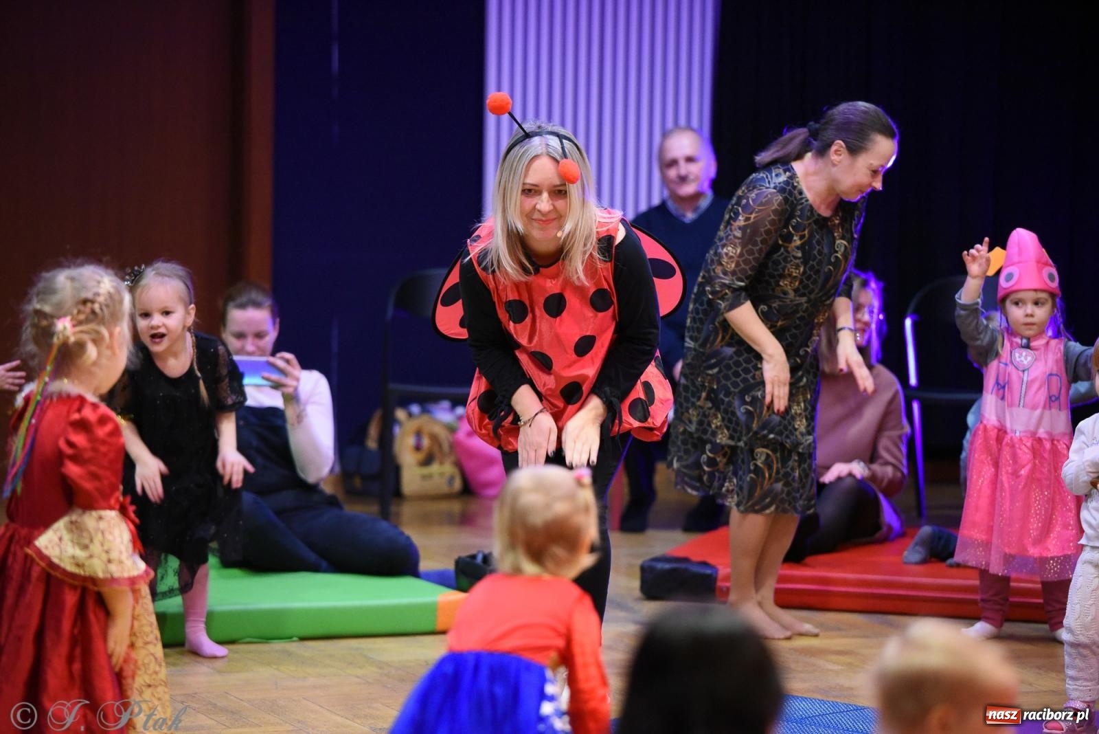 Zdjęcie w galerii na portalu naszraciborz.pl: Maluchy w krainie dźwięku i karnawał [FOTO i WIDEO] wiadomości z regionu