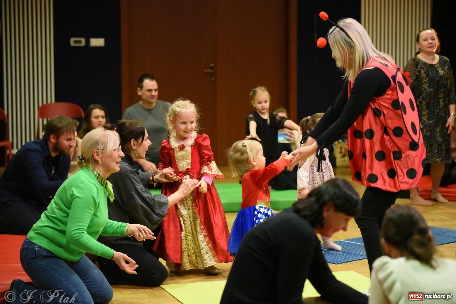 Zdjęcie w galerii na portalu naszraciborz.pl: Maluchy w krainie dźwięku i karnawał [FOTO i WIDEO] wiadomości z regionu