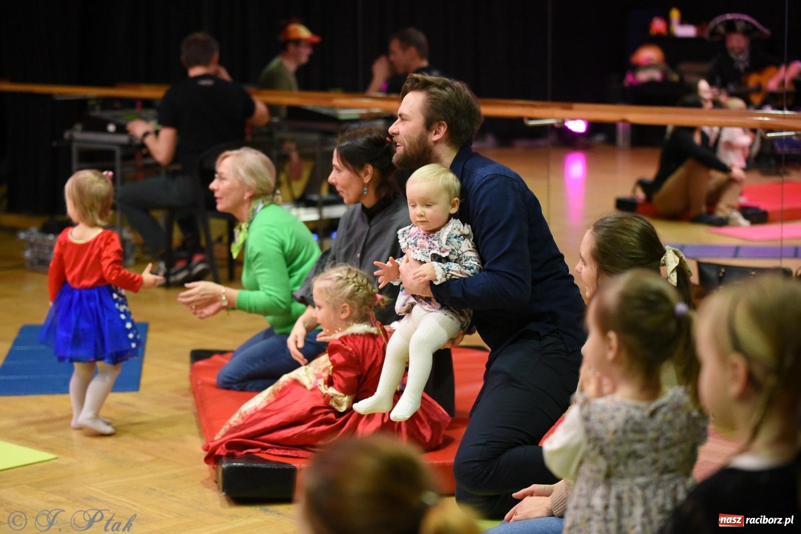 Zdjęcie w galerii na portalu naszraciborz.pl: Maluchy w krainie dźwięku i karnawał [FOTO i WIDEO] wiadomości z regionu