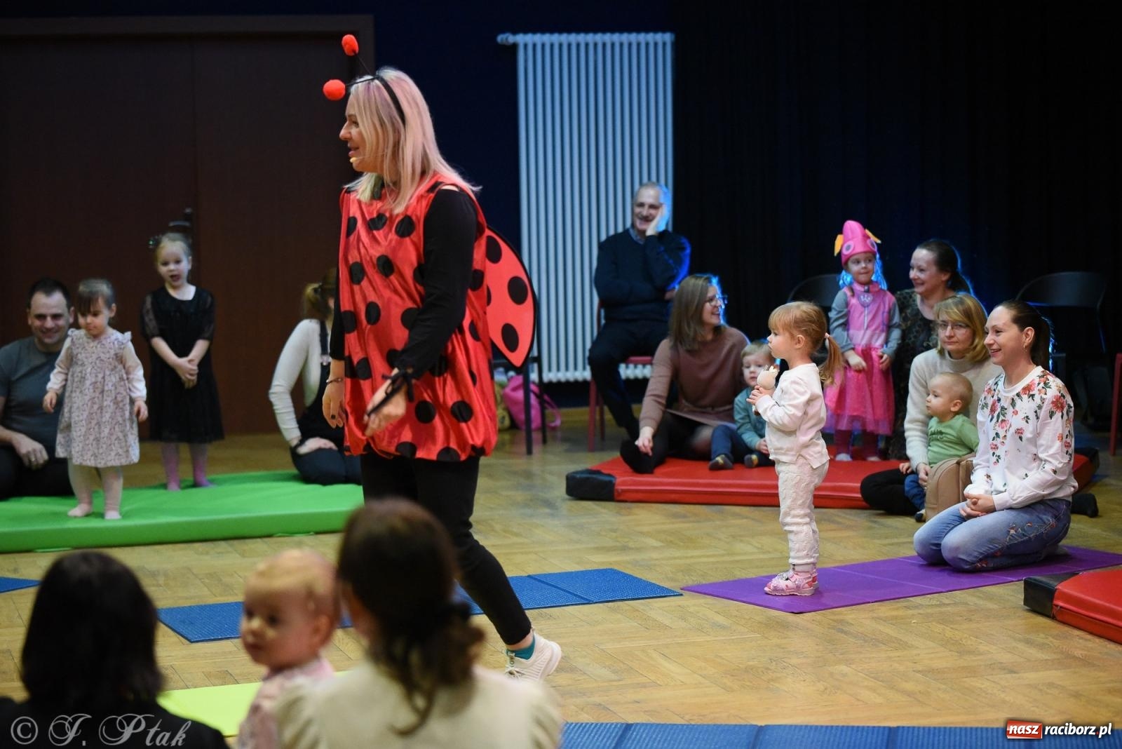 Zdjęcie w galerii na portalu naszraciborz.pl: Maluchy w krainie dźwięku i karnawał [FOTO i WIDEO] wiadomości z regionu