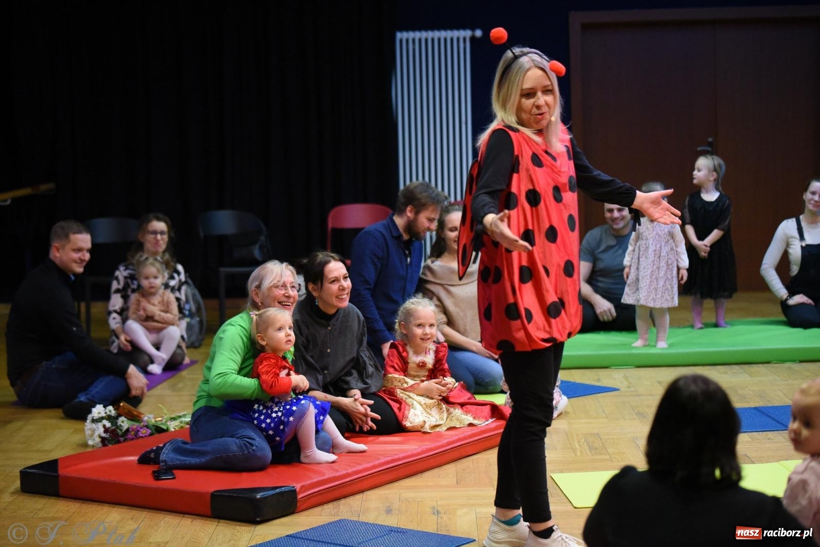 Zdjęcie w galerii na portalu naszraciborz.pl: Maluchy w krainie dźwięku i karnawał [FOTO i WIDEO] wiadomości z regionu