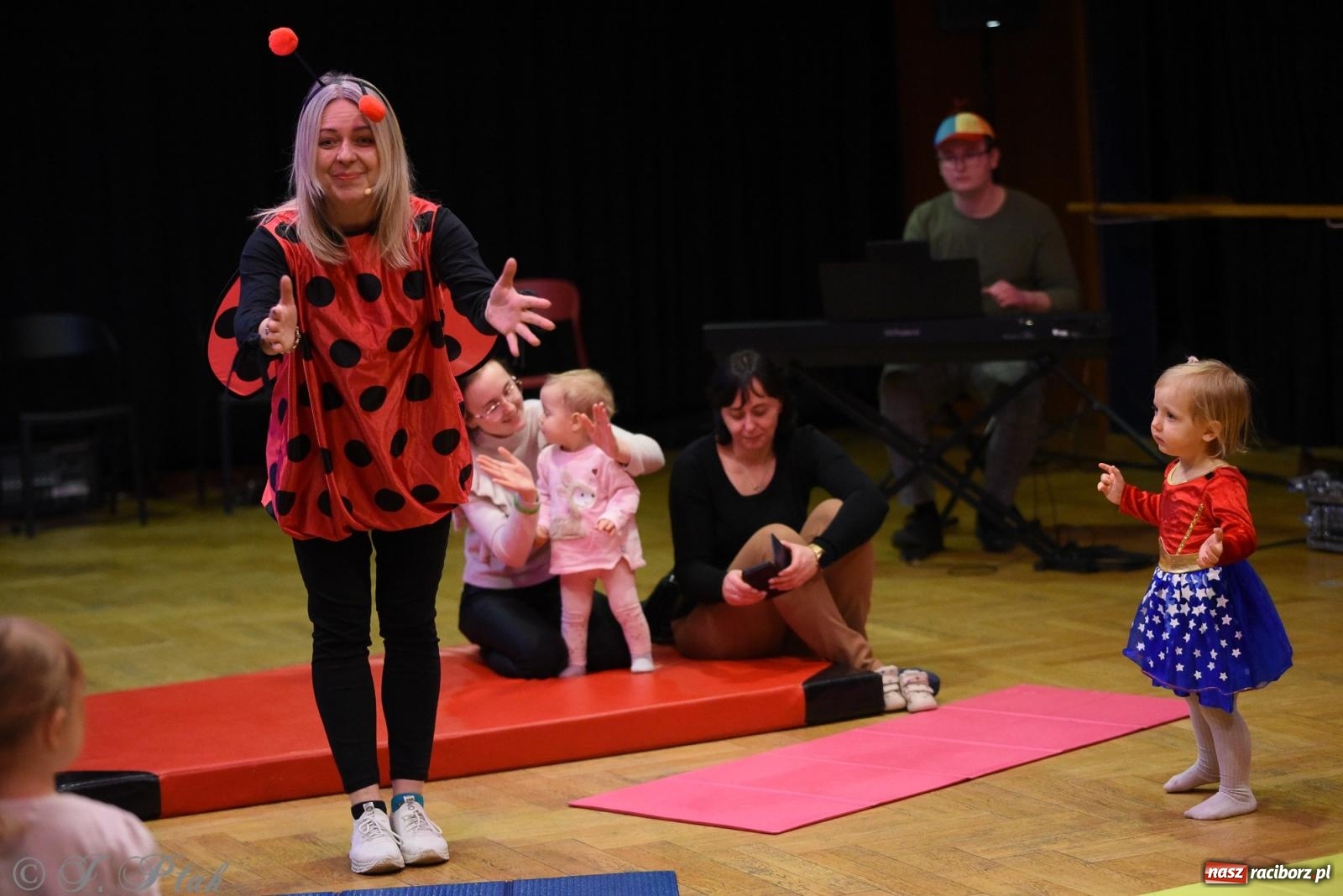 Zdjęcie w galerii na portalu naszraciborz.pl: Maluchy w krainie dźwięku i karnawał [FOTO i WIDEO] wiadomości z regionu