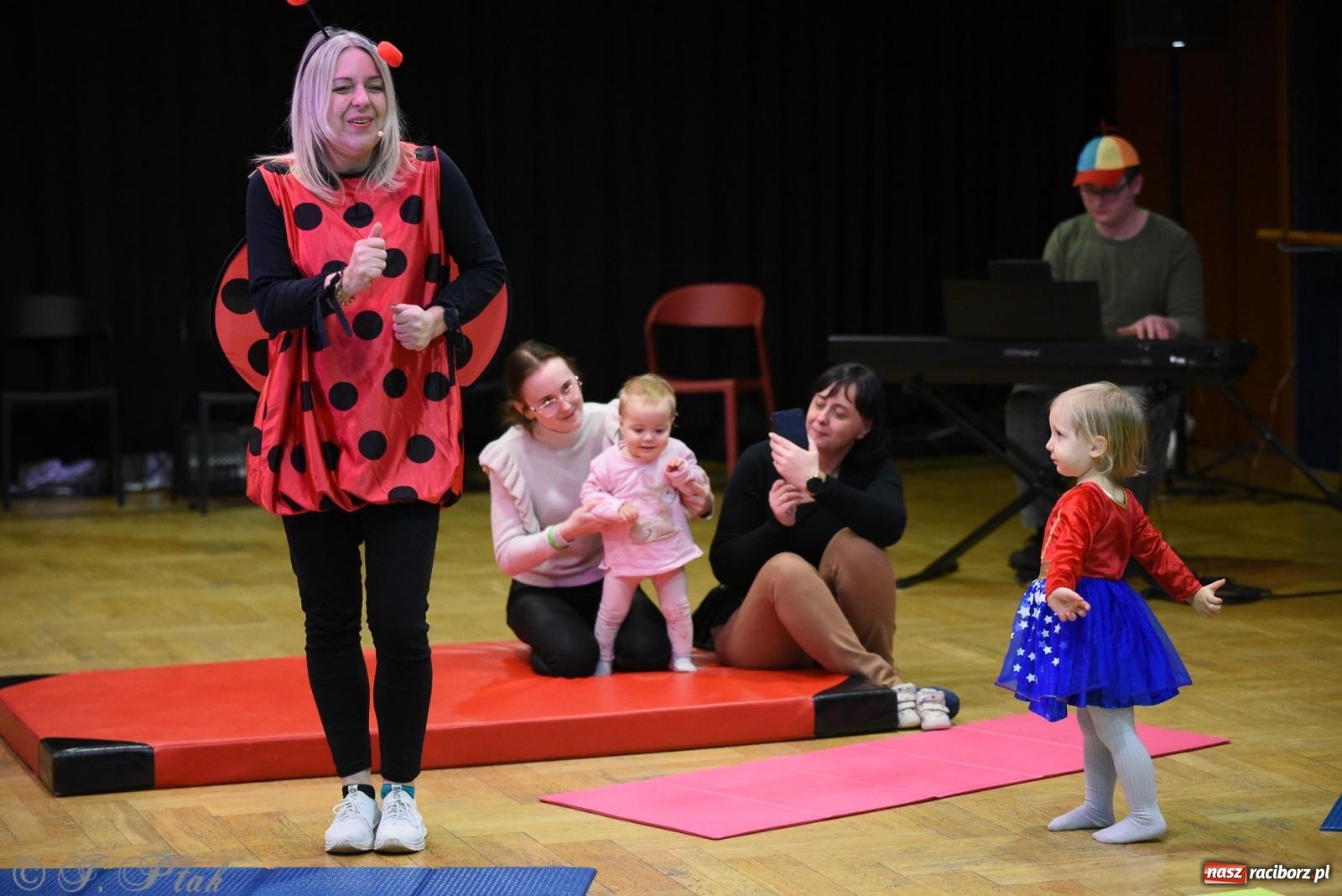 Zdjęcie w galerii na portalu naszraciborz.pl: Maluchy w krainie dźwięku i karnawał [FOTO i WIDEO] wiadomości z regionu