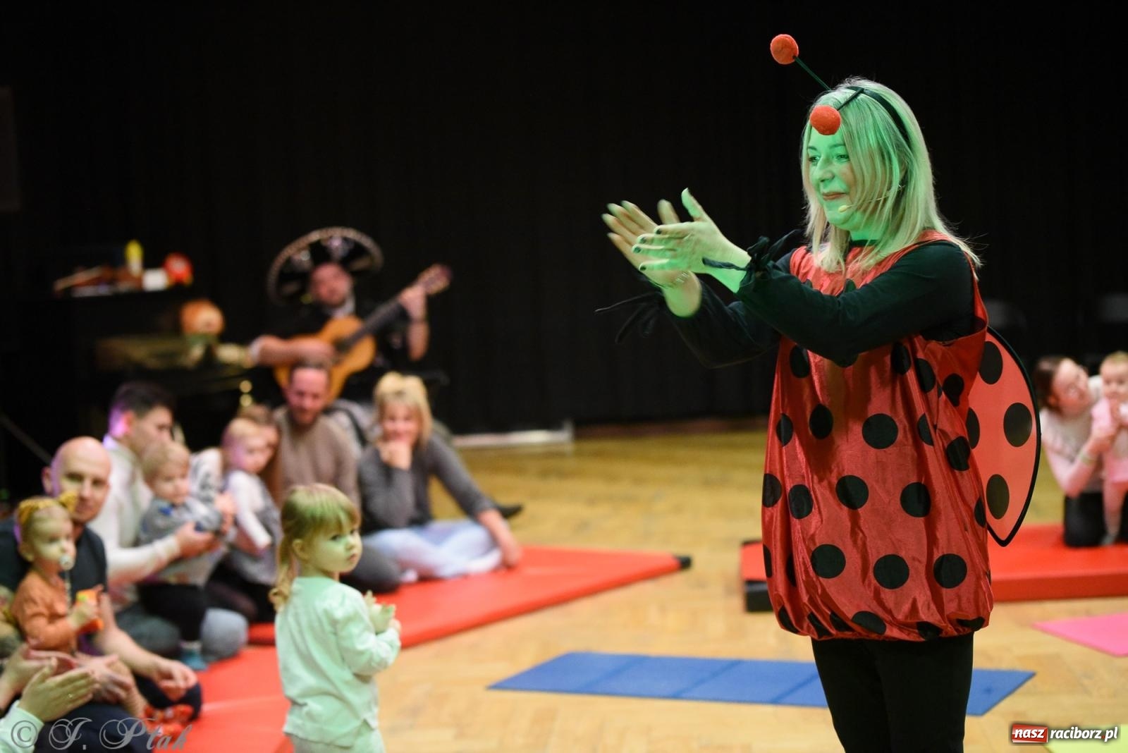 Zdjęcie w galerii na portalu naszraciborz.pl: Maluchy w krainie dźwięku i karnawał [FOTO i WIDEO] wiadomości z regionu