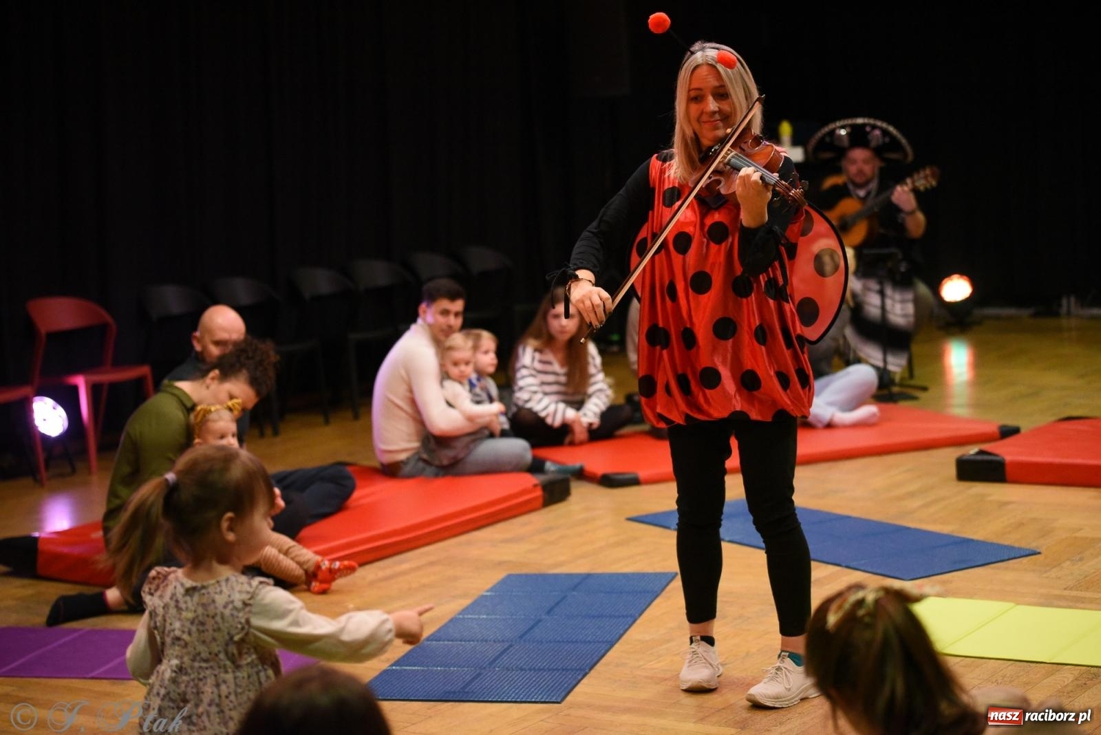 Zdjęcie w galerii na portalu naszraciborz.pl: Maluchy w krainie dźwięku i karnawał [FOTO i WIDEO] wiadomości z regionu