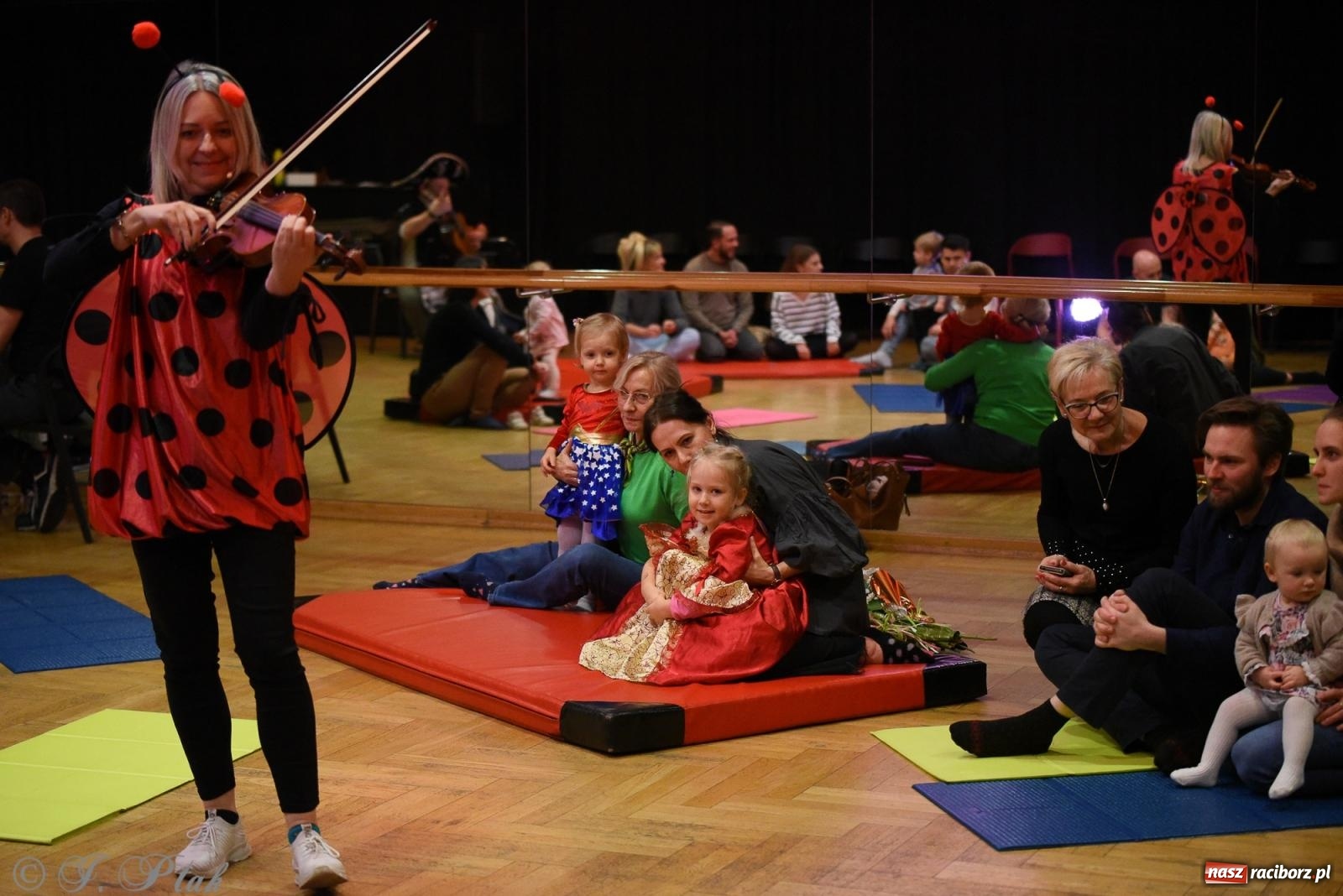 Zdjęcie w galerii na portalu naszraciborz.pl: Maluchy w krainie dźwięku i karnawał [FOTO i WIDEO] wiadomości z regionu