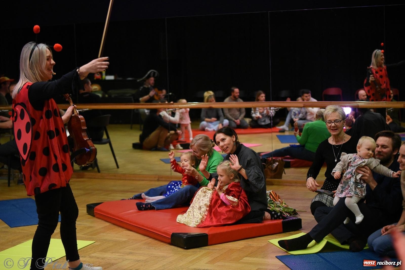 Zdjęcie w galerii na portalu naszraciborz.pl: Maluchy w krainie dźwięku i karnawał [FOTO i WIDEO] wiadomości z regionu