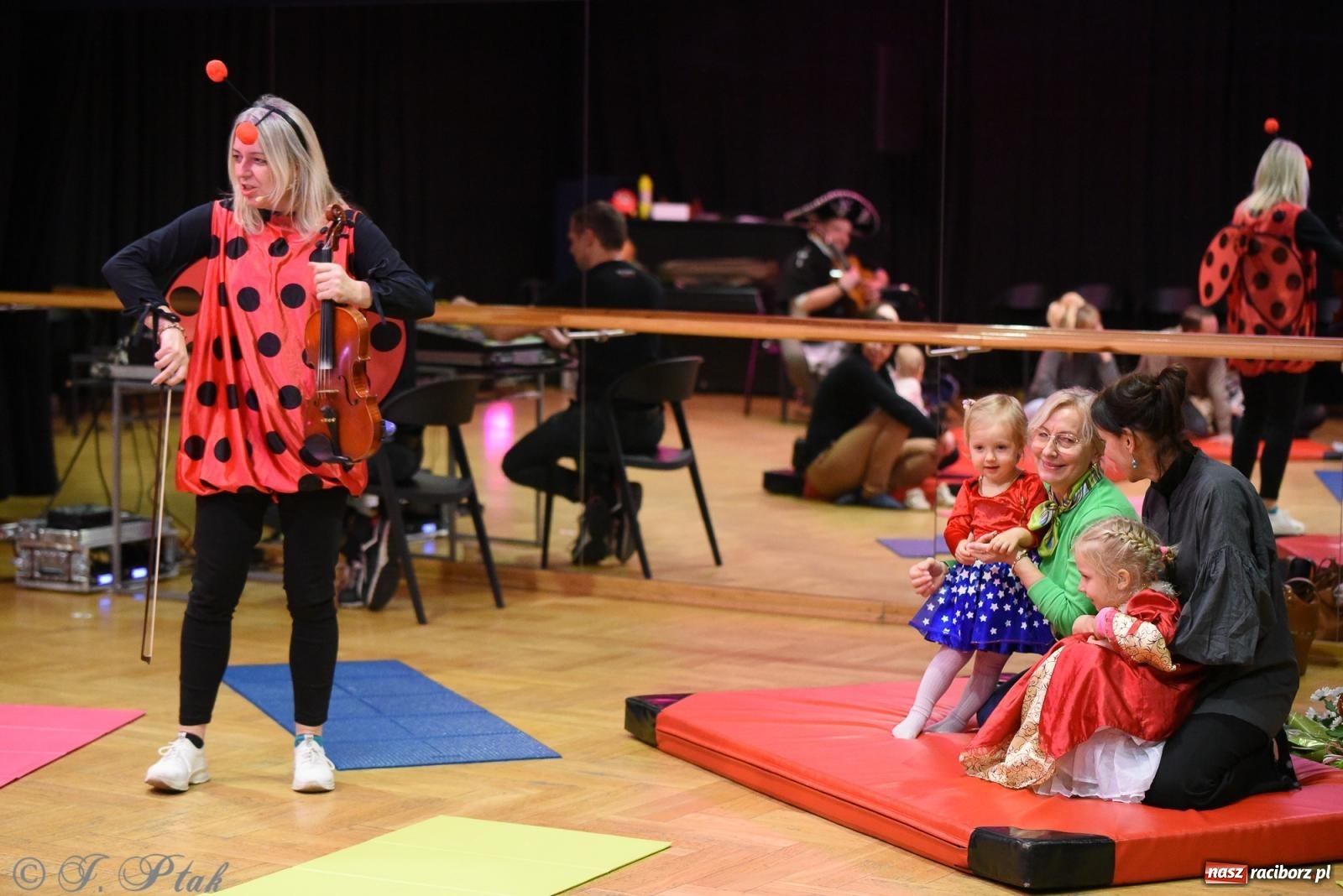 Zdjęcie w galerii na portalu naszraciborz.pl: Maluchy w krainie dźwięku i karnawał [FOTO i WIDEO] wiadomości z regionu