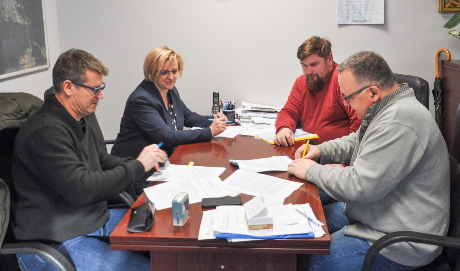 Zdjęcie w galerii na portalu naszraciborz.pl: W Kuźni Raciborskiej przy magistracie powstaje parking wiadomości z regionu