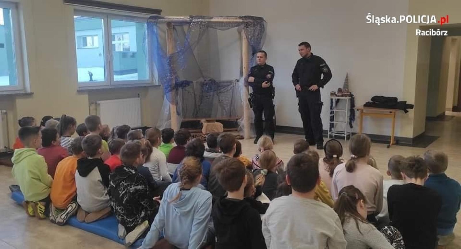 Zdjęcie w galerii na portalu naszraciborz.pl: Dzielnicowi o bezpieczeństwie w czasie ferii wiadomości z regionu