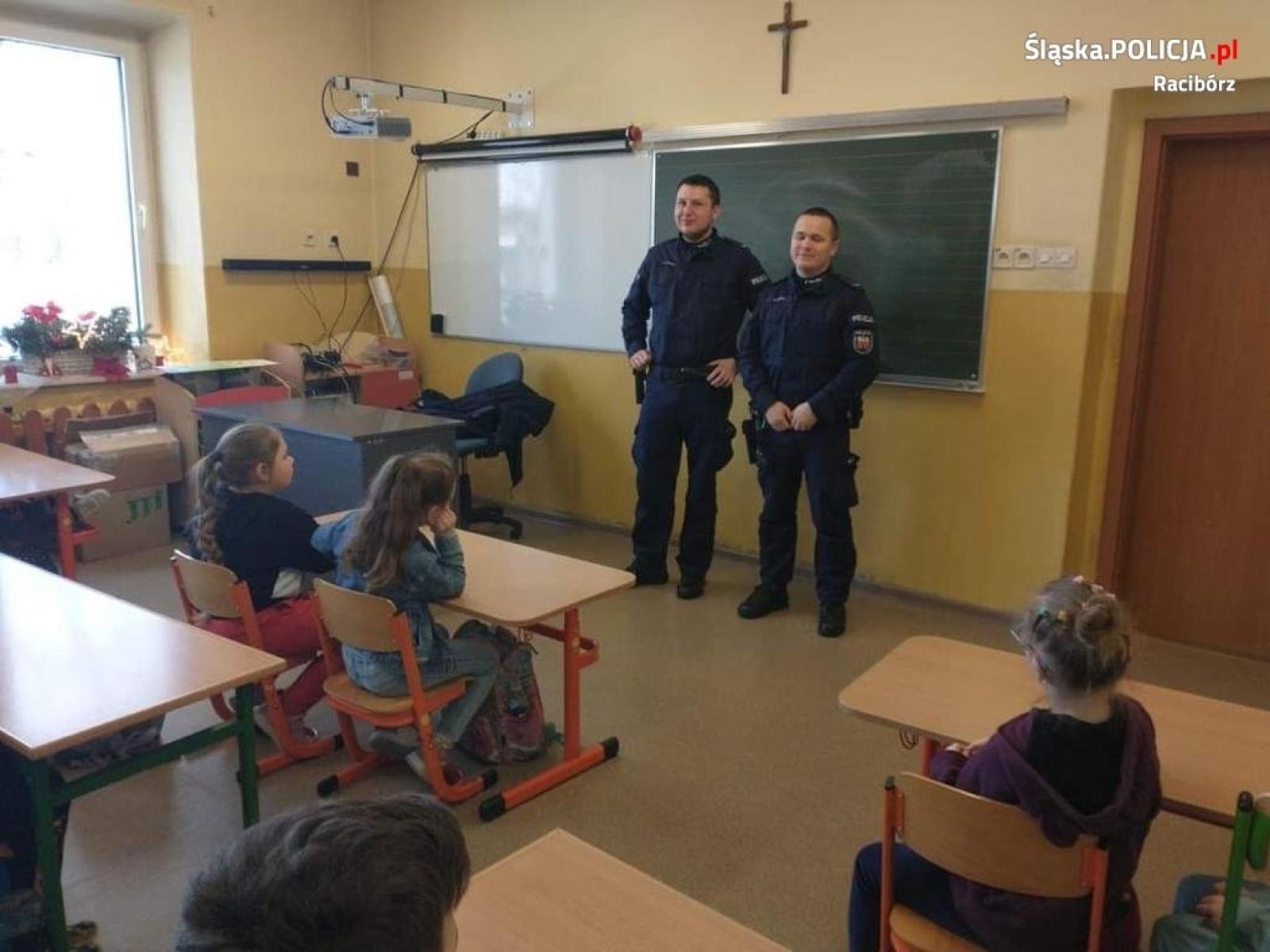 Zdjęcie w galerii na portalu naszraciborz.pl: Dzielnicowi o bezpieczeństwie w czasie ferii wiadomości z regionu