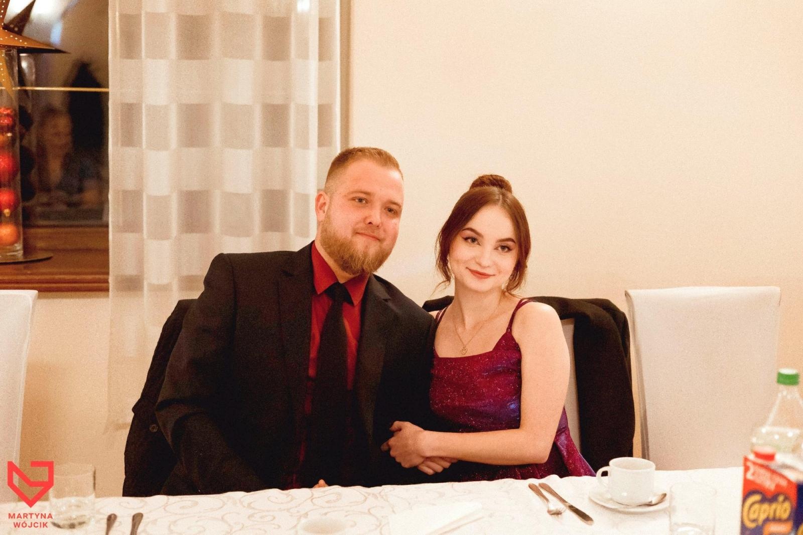 Zdjęcie w galerii na portalu naszraciborz.pl: Zjawiskowe kreacje i niezapomniane polonezy. Bal w ZSO nr 1 [FOTO] wiadomości z regionu