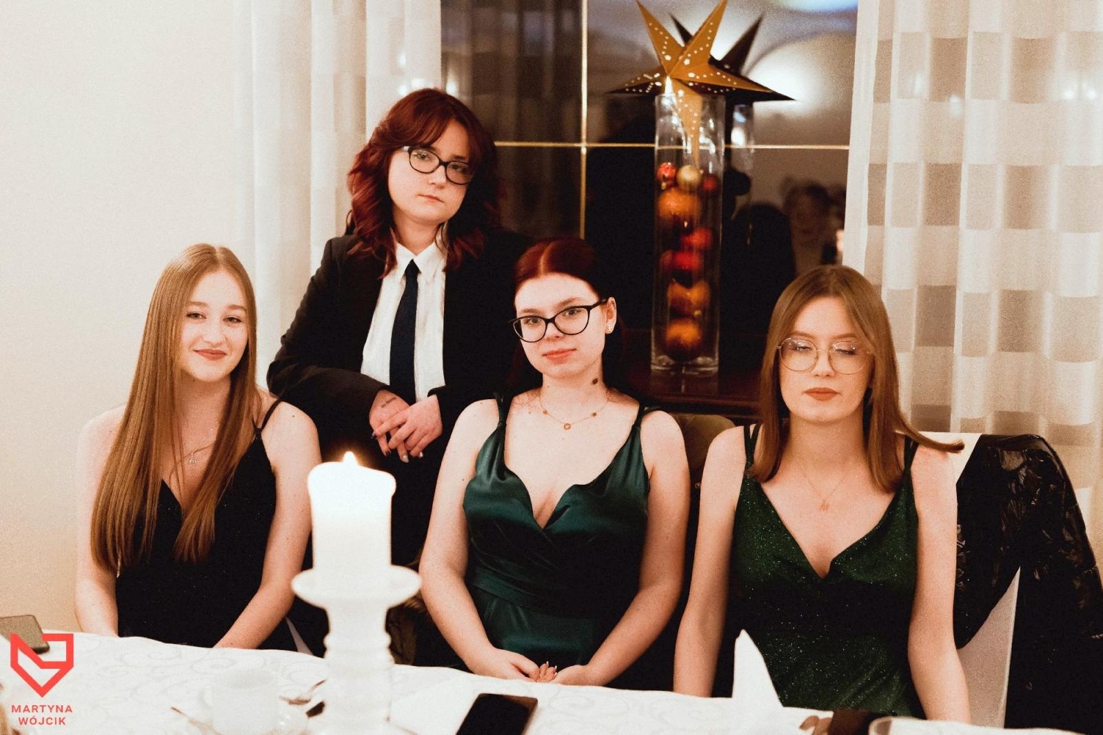 Zdjęcie w galerii na portalu naszraciborz.pl: Zjawiskowe kreacje i niezapomniane polonezy. Bal w ZSO nr 1 [FOTO] wiadomości z regionu