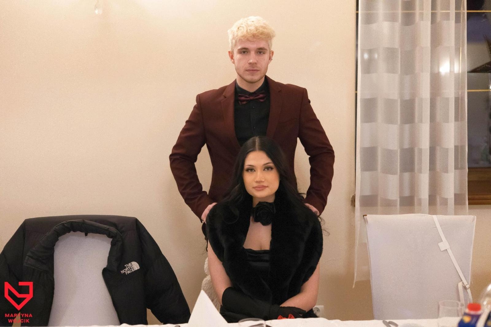 Zdjęcie w galerii na portalu naszraciborz.pl: Zjawiskowe kreacje i niezapomniane polonezy. Bal w ZSO nr 1 [FOTO] wiadomości z regionu