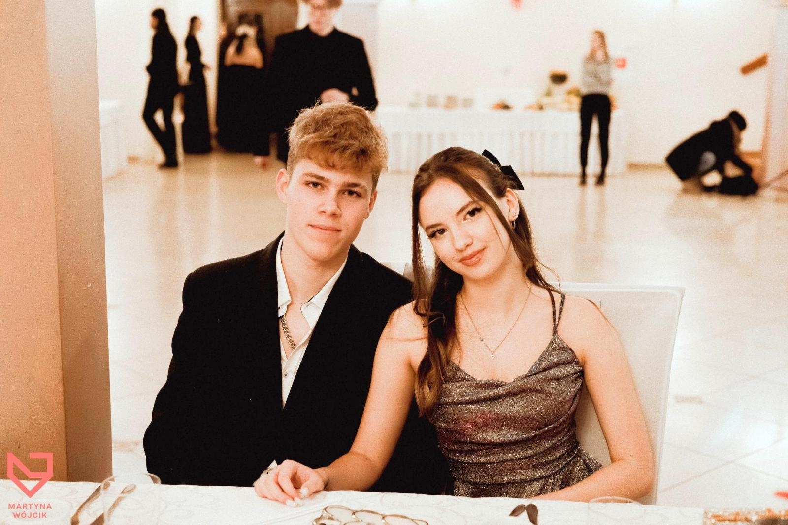 Zdjęcie w galerii na portalu naszraciborz.pl: Zjawiskowe kreacje i niezapomniane polonezy. Bal w ZSO nr 1 [FOTO] wiadomości z regionu