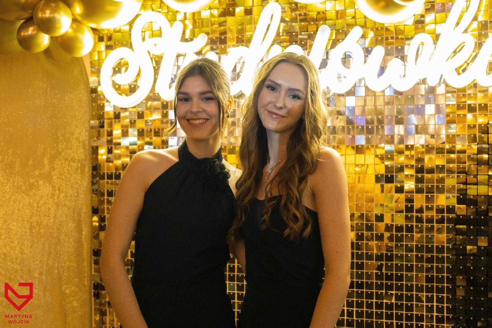 Zdjęcie w galerii na portalu naszraciborz.pl: Zjawiskowe kreacje i niezapomniane polonezy. Bal w ZSO nr 1 [FOTO] wiadomości z regionu