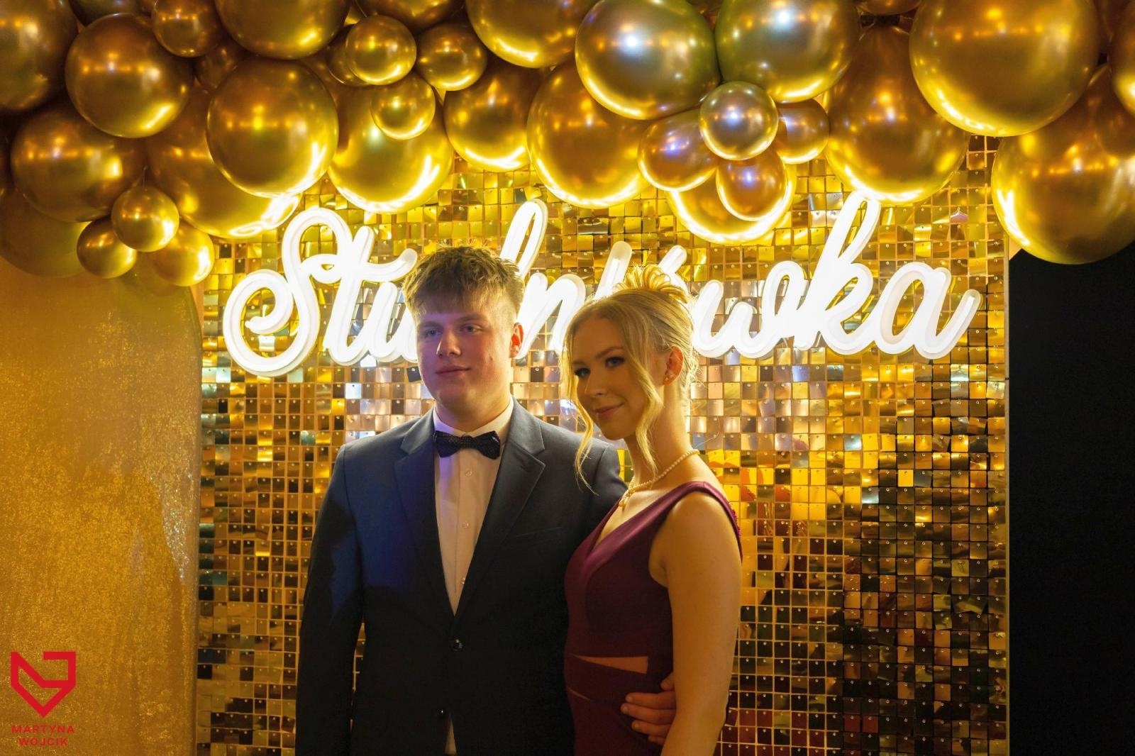 Zdjęcie w galerii na portalu naszraciborz.pl: Zjawiskowe kreacje i niezapomniane polonezy. Bal w ZSO nr 1 [FOTO] wiadomości z regionu