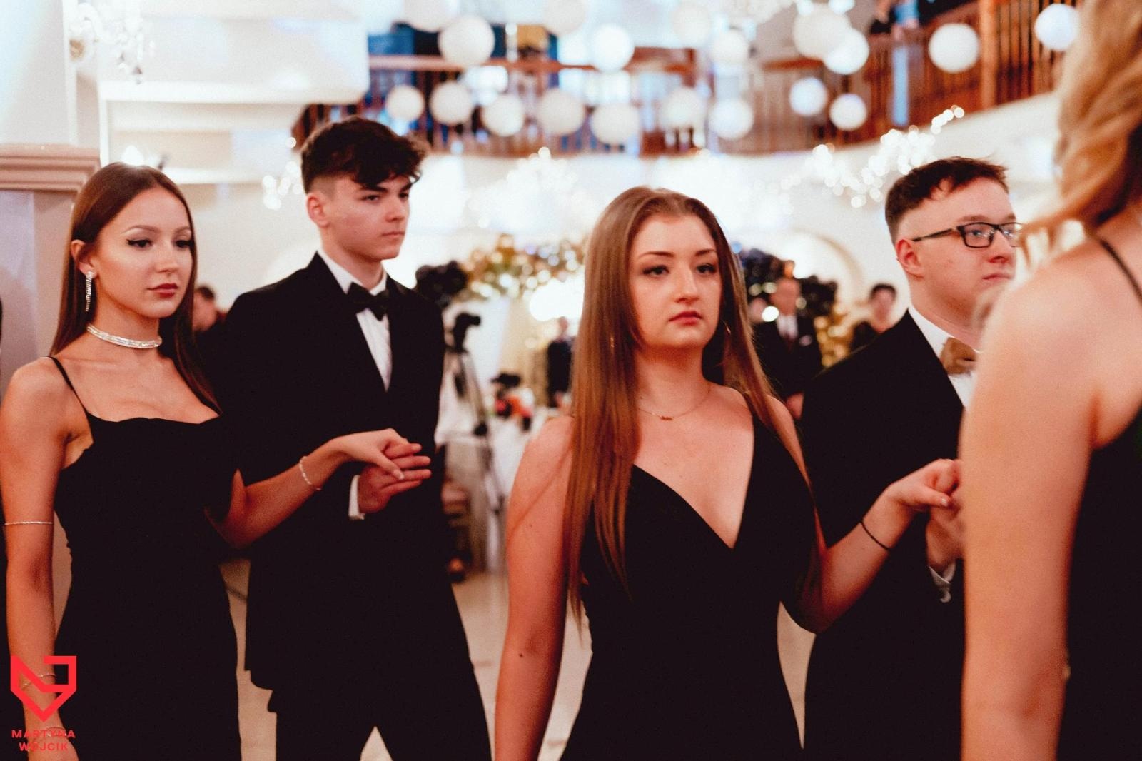 Zdjęcie w galerii na portalu naszraciborz.pl: Zjawiskowe kreacje i niezapomniane polonezy. Bal w ZSO nr 1 [FOTO] wiadomości z regionu