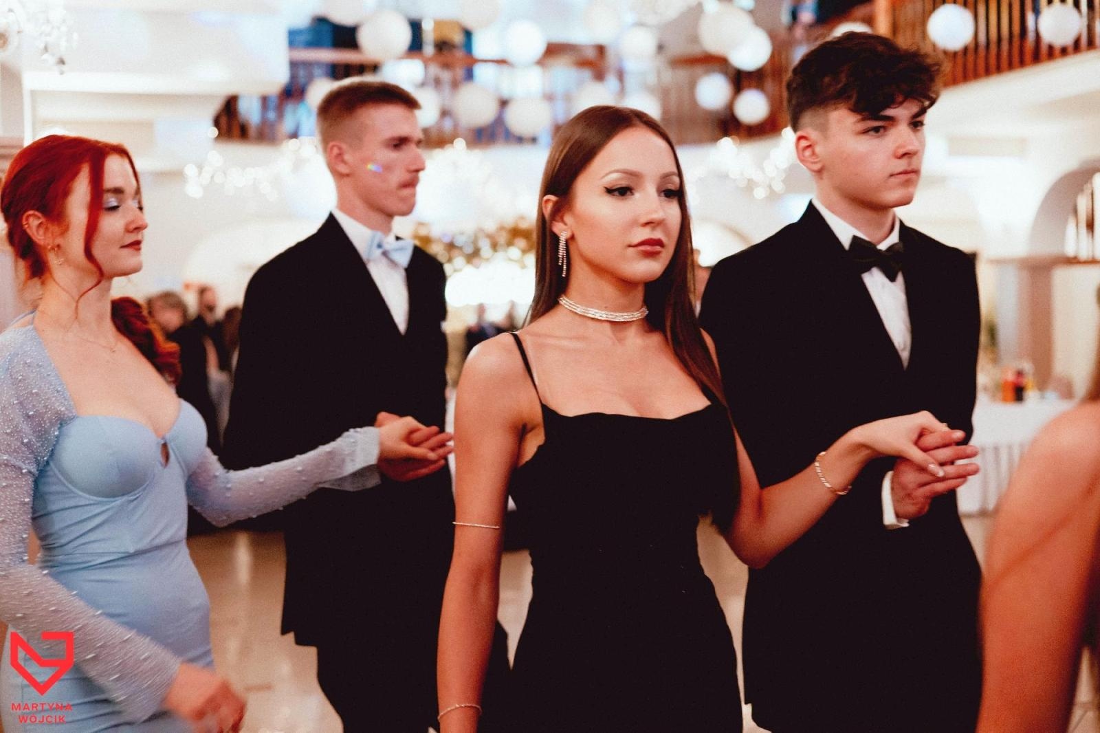 Zdjęcie w galerii na portalu naszraciborz.pl: Zjawiskowe kreacje i niezapomniane polonezy. Bal w ZSO nr 1 [FOTO] wiadomości z regionu