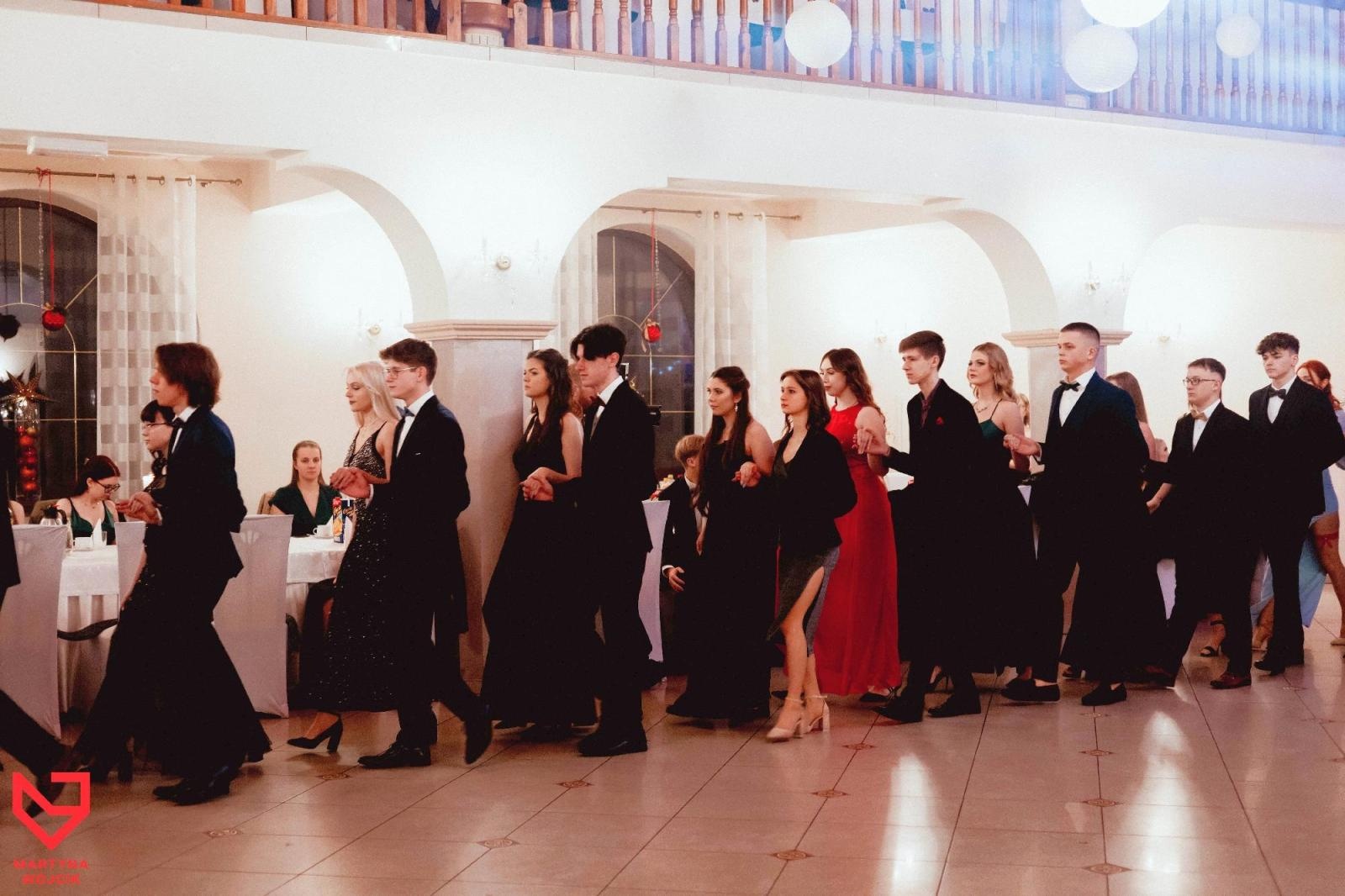 Zdjęcie w galerii na portalu naszraciborz.pl: Zjawiskowe kreacje i niezapomniane polonezy. Bal w ZSO nr 1 [FOTO] wiadomości z regionu