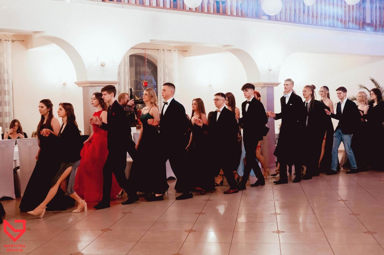 Zdjęcie w galerii na portalu naszraciborz.pl: Zjawiskowe kreacje i niezapomniane polonezy. Bal w ZSO nr 1 [FOTO] wiadomości z regionu