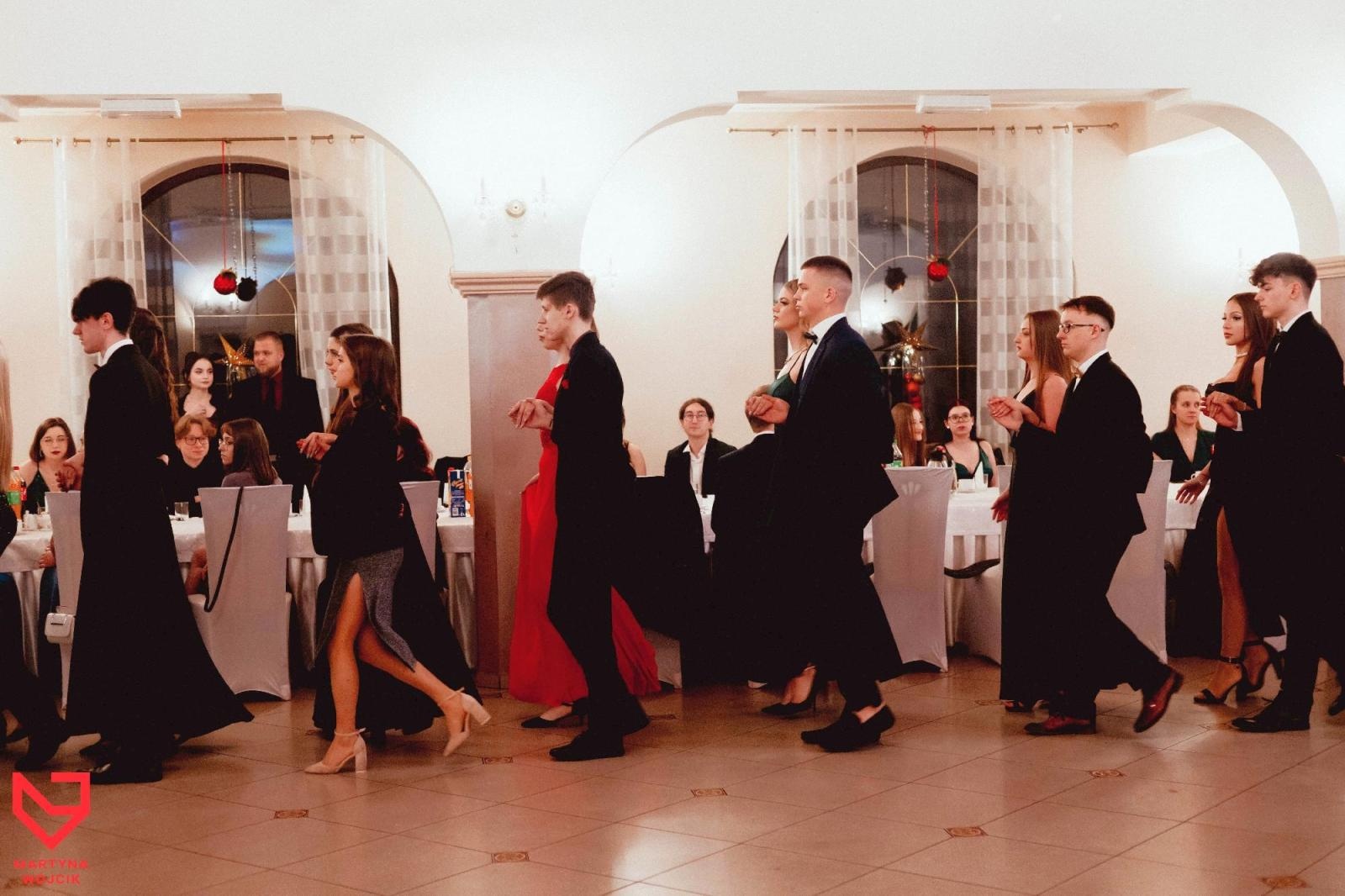 Zdjęcie w galerii na portalu naszraciborz.pl: Zjawiskowe kreacje i niezapomniane polonezy. Bal w ZSO nr 1 [FOTO] wiadomości z regionu