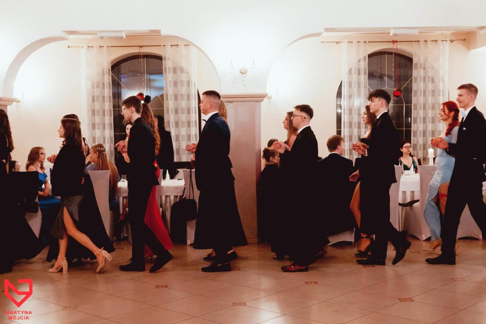 Zdjęcie w galerii na portalu naszraciborz.pl: Zjawiskowe kreacje i niezapomniane polonezy. Bal w ZSO nr 1 [FOTO] wiadomości z regionu