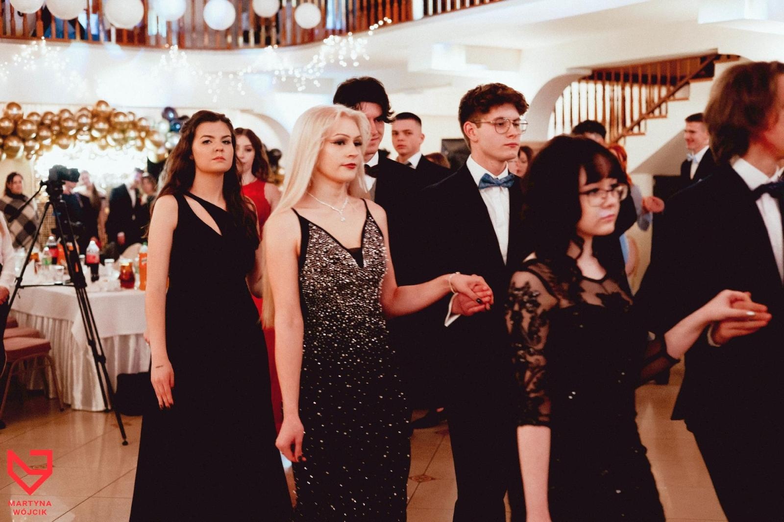 Zdjęcie w galerii na portalu naszraciborz.pl: Zjawiskowe kreacje i niezapomniane polonezy. Bal w ZSO nr 1 [FOTO] wiadomości z regionu