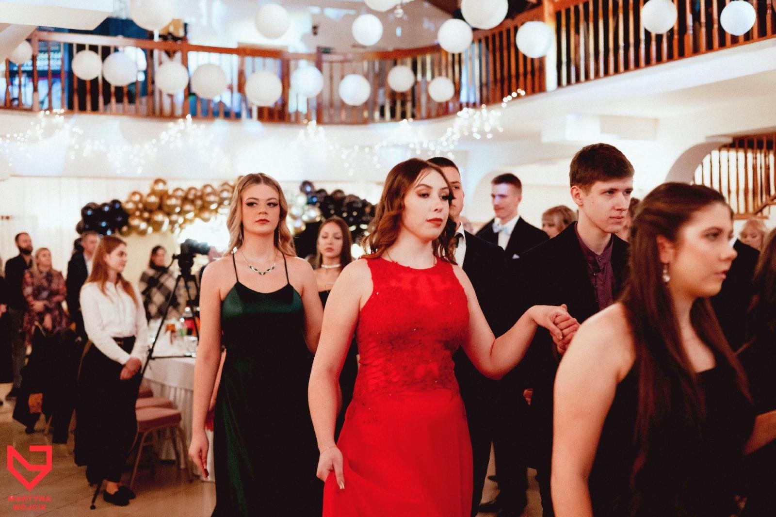 Zdjęcie w galerii na portalu naszraciborz.pl: Zjawiskowe kreacje i niezapomniane polonezy. Bal w ZSO nr 1 [FOTO] wiadomości z regionu