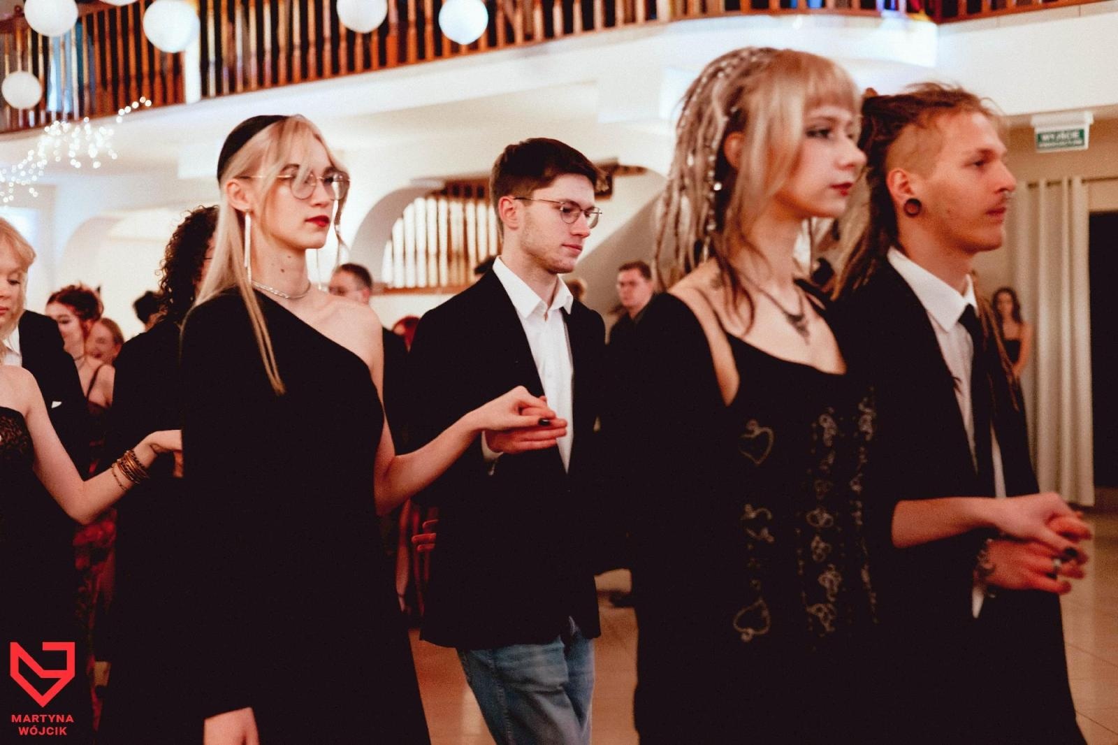 Zdjęcie w galerii na portalu naszraciborz.pl: Zjawiskowe kreacje i niezapomniane polonezy. Bal w ZSO nr 1 [FOTO] wiadomości z regionu