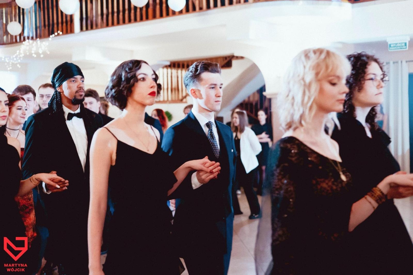 Zdjęcie w galerii na portalu naszraciborz.pl: Zjawiskowe kreacje i niezapomniane polonezy. Bal w ZSO nr 1 [FOTO] wiadomości z regionu