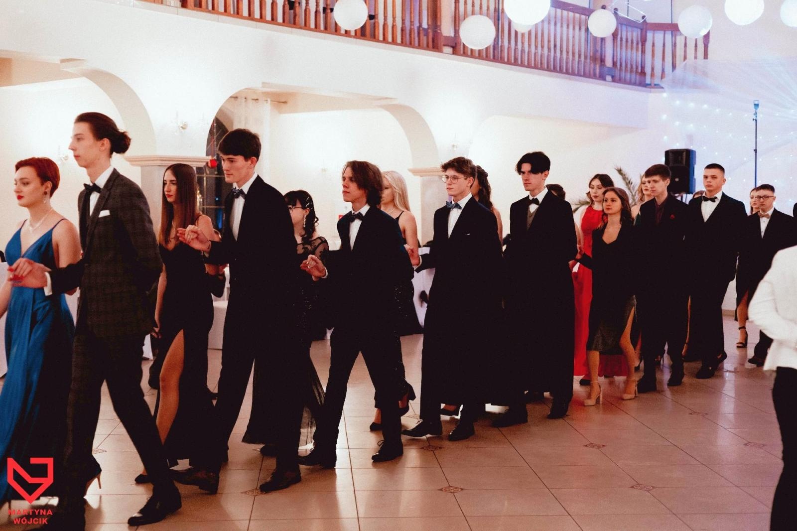 Zdjęcie w galerii na portalu naszraciborz.pl: Zjawiskowe kreacje i niezapomniane polonezy. Bal w ZSO nr 1 [FOTO] wiadomości z regionu