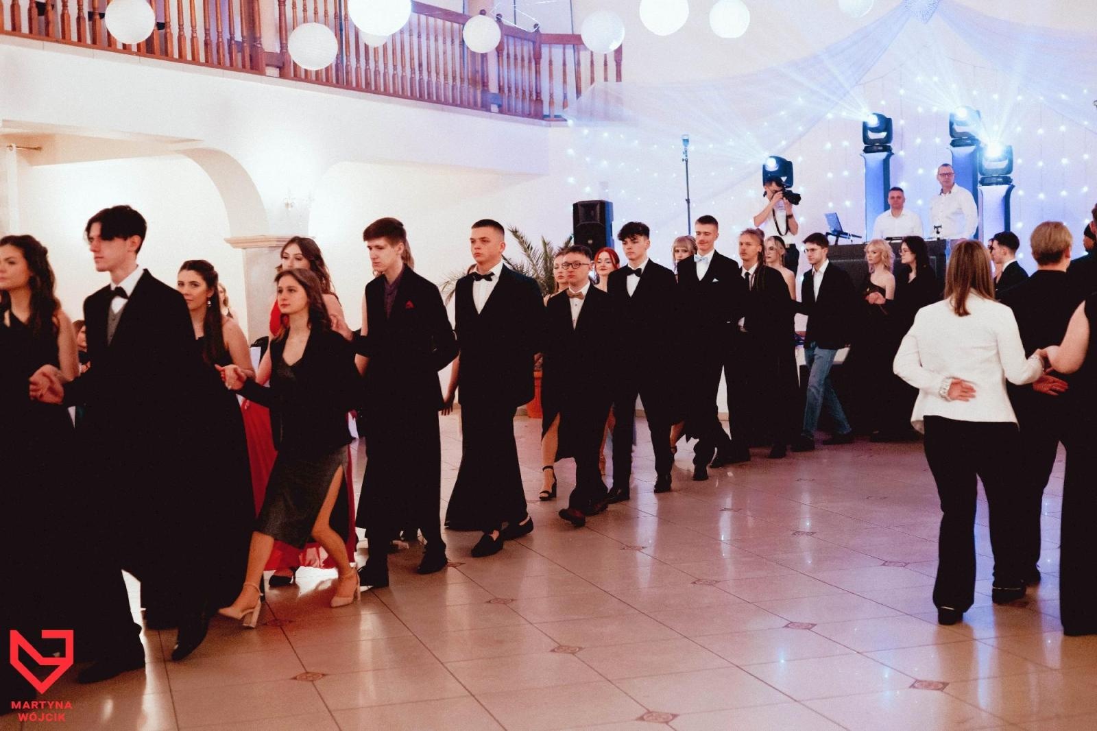 Zdjęcie w galerii na portalu naszraciborz.pl: Zjawiskowe kreacje i niezapomniane polonezy. Bal w ZSO nr 1 [FOTO] wiadomości z regionu