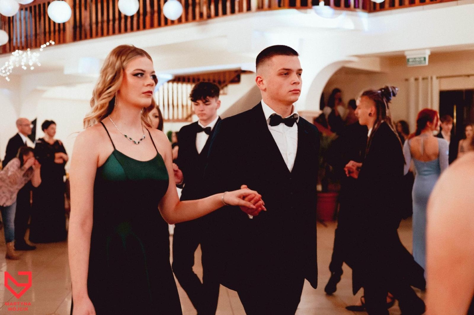 Zdjęcie w galerii na portalu naszraciborz.pl: Zjawiskowe kreacje i niezapomniane polonezy. Bal w ZSO nr 1 [FOTO] wiadomości z regionu