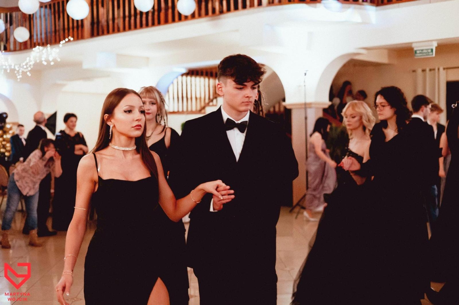 Zdjęcie w galerii na portalu naszraciborz.pl: Zjawiskowe kreacje i niezapomniane polonezy. Bal w ZSO nr 1 [FOTO] wiadomości z regionu