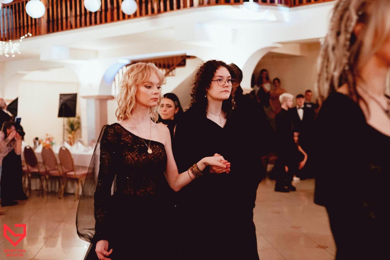 Zdjęcie w galerii na portalu naszraciborz.pl: Zjawiskowe kreacje i niezapomniane polonezy. Bal w ZSO nr 1 [FOTO] wiadomości z regionu