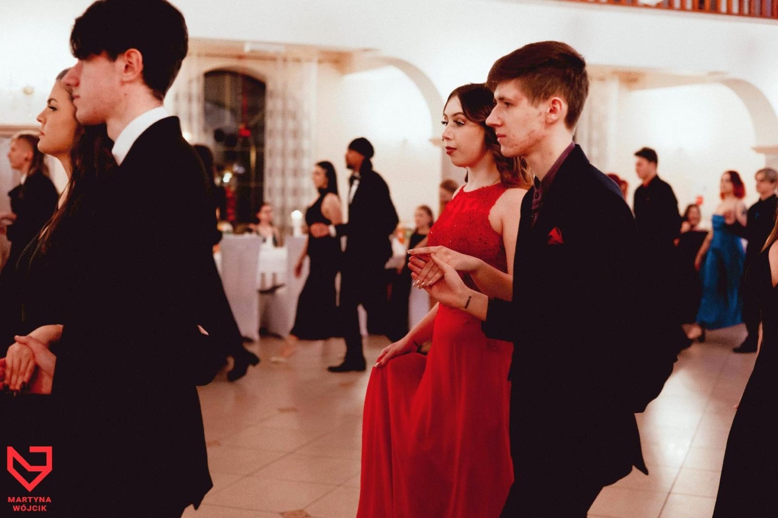 Zdjęcie w galerii na portalu naszraciborz.pl: Zjawiskowe kreacje i niezapomniane polonezy. Bal w ZSO nr 1 [FOTO] wiadomości z regionu