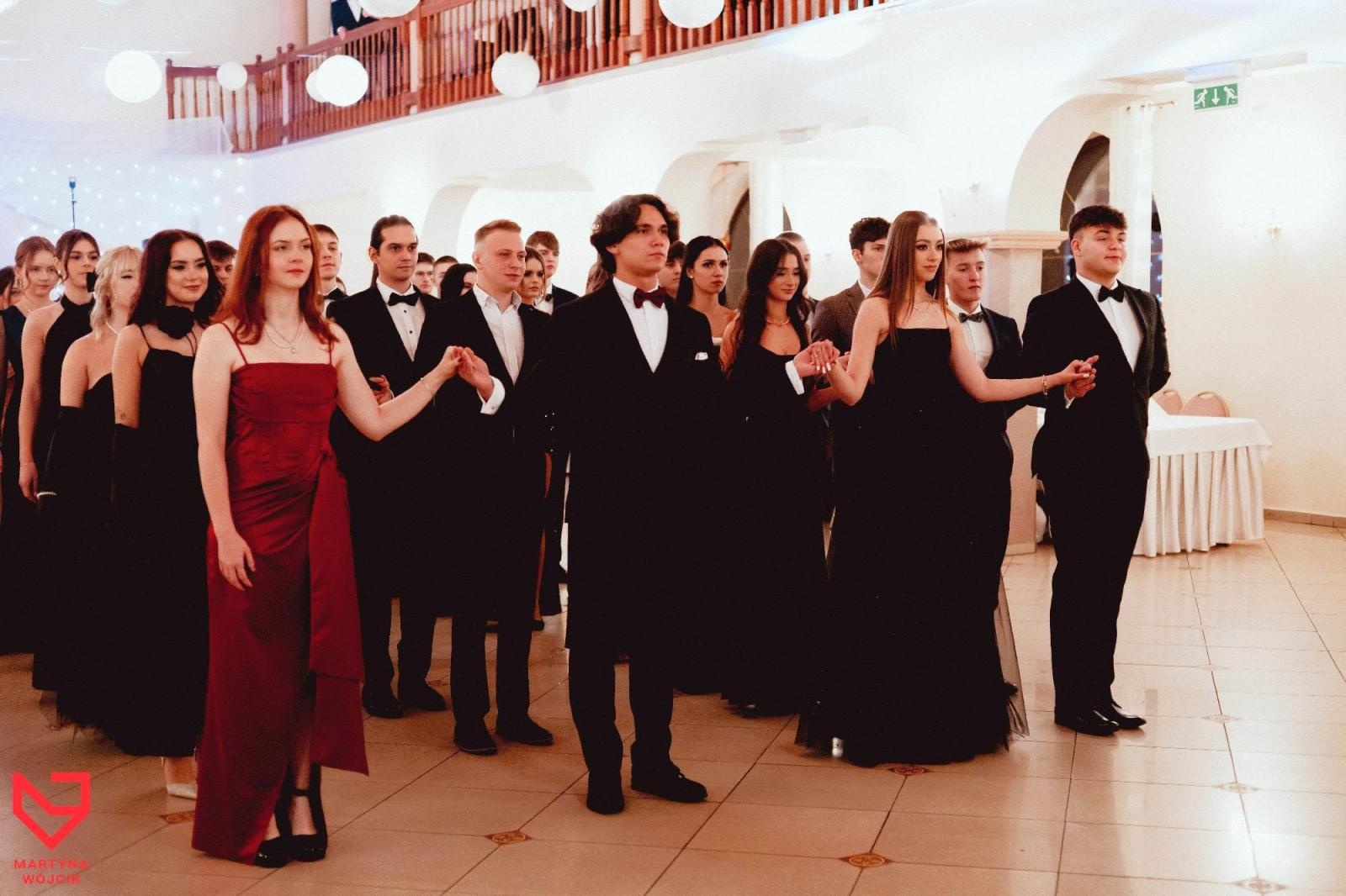 Zdjęcie w galerii na portalu naszraciborz.pl: Zjawiskowe kreacje i niezapomniane polonezy. Bal w ZSO nr 1 [FOTO] wiadomości z regionu