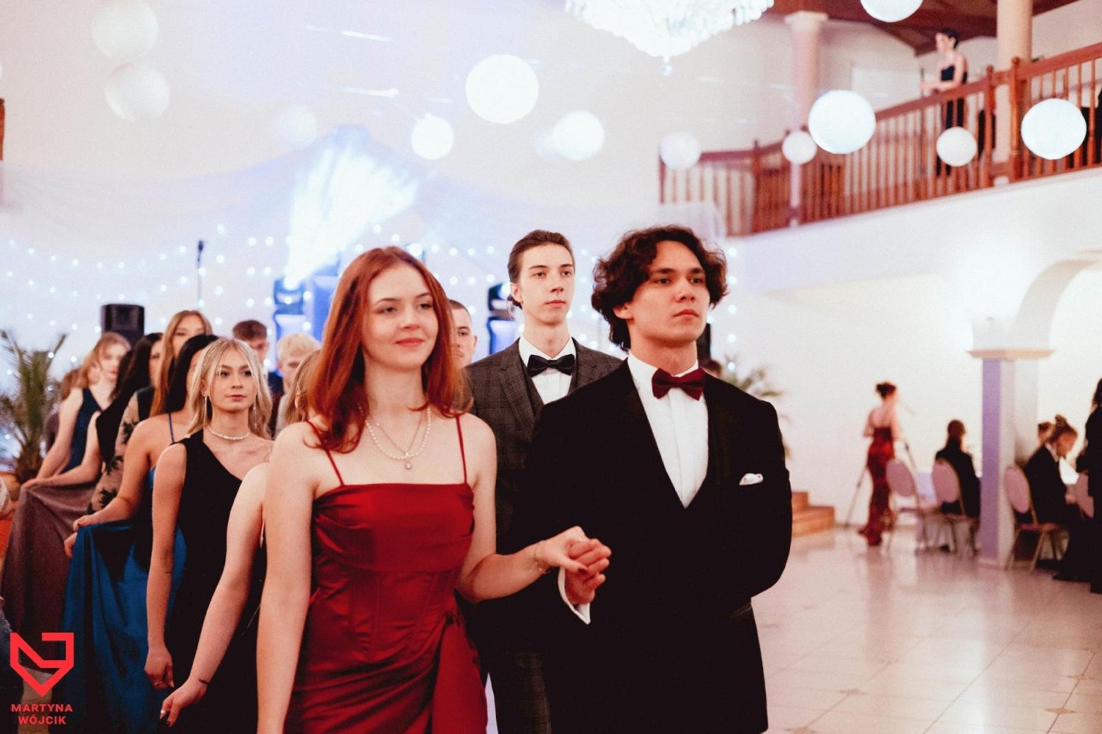 Zdjęcie w galerii na portalu naszraciborz.pl: Zjawiskowe kreacje i niezapomniane polonezy. Bal w ZSO nr 1 [FOTO] wiadomości z regionu