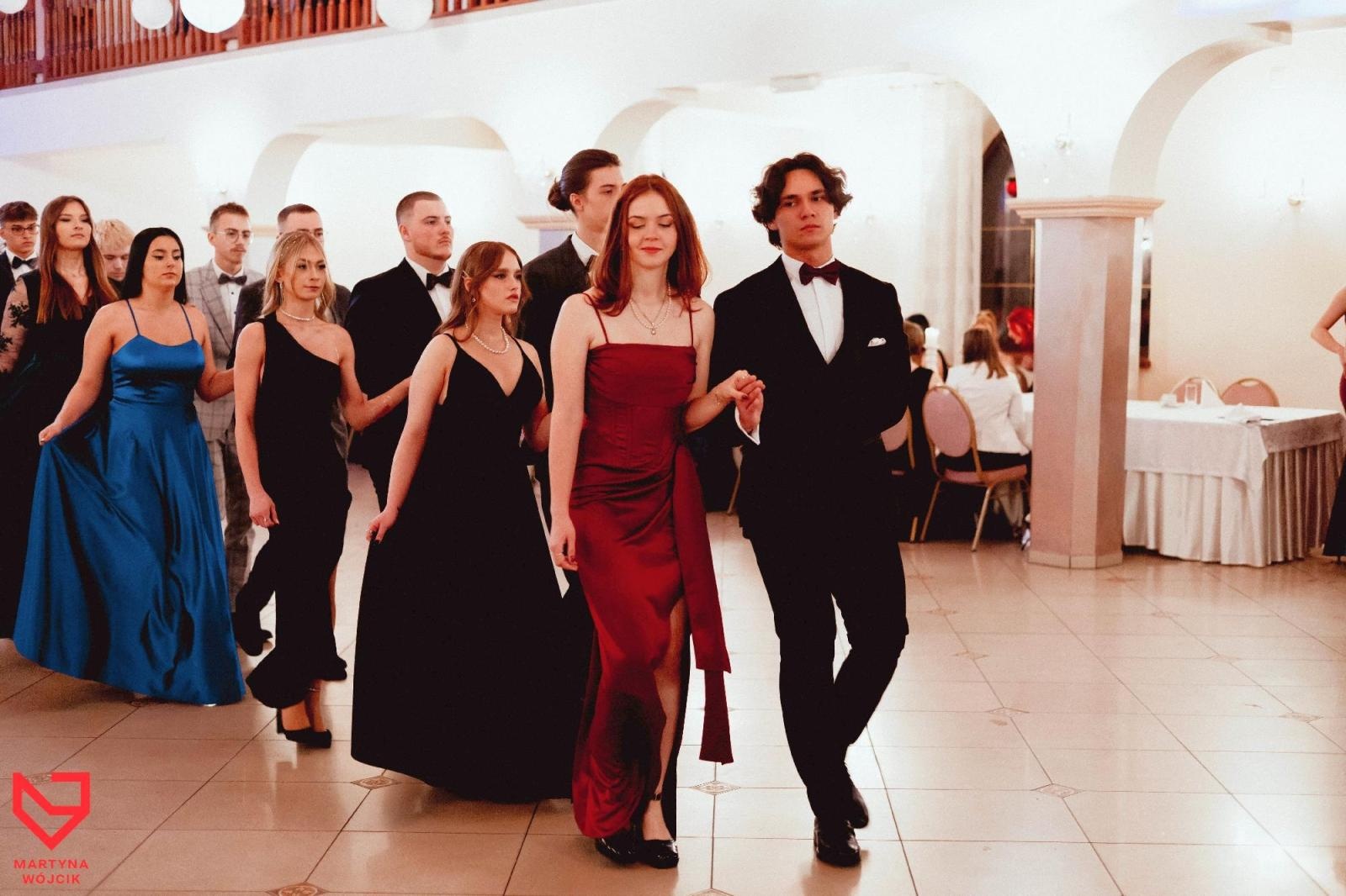 Zdjęcie w galerii na portalu naszraciborz.pl: Zjawiskowe kreacje i niezapomniane polonezy. Bal w ZSO nr 1 [FOTO] wiadomości z regionu