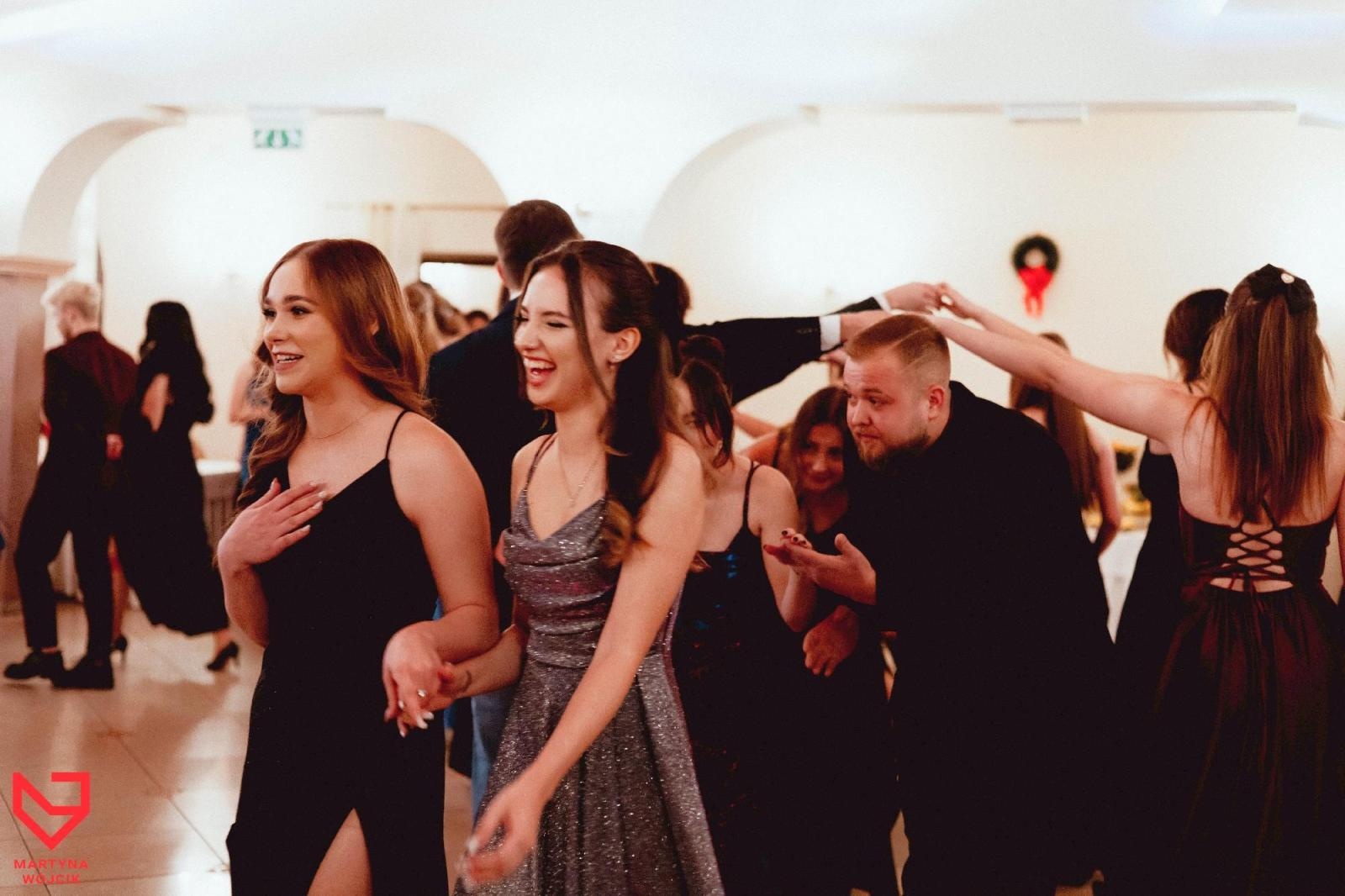 Zdjęcie w galerii na portalu naszraciborz.pl: Zjawiskowe kreacje i niezapomniane polonezy. Bal w ZSO nr 1 [FOTO] wiadomości z regionu