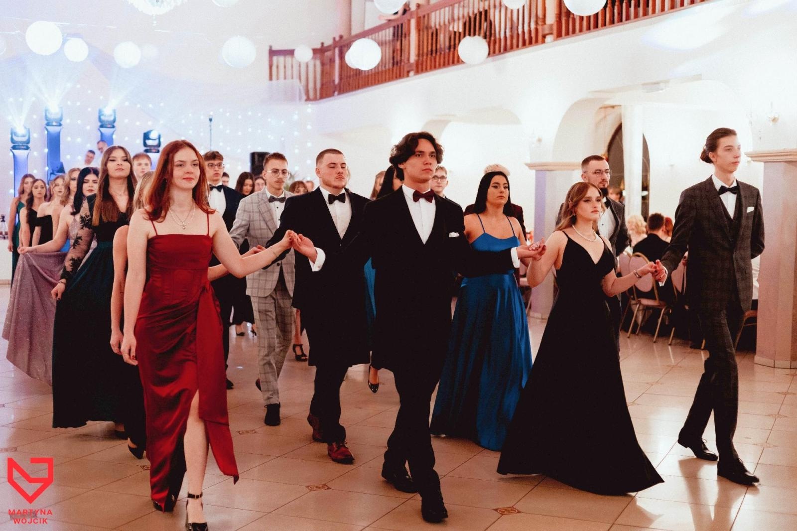 Zdjęcie w galerii na portalu naszraciborz.pl: Zjawiskowe kreacje i niezapomniane polonezy. Bal w ZSO nr 1 [FOTO] wiadomości z regionu