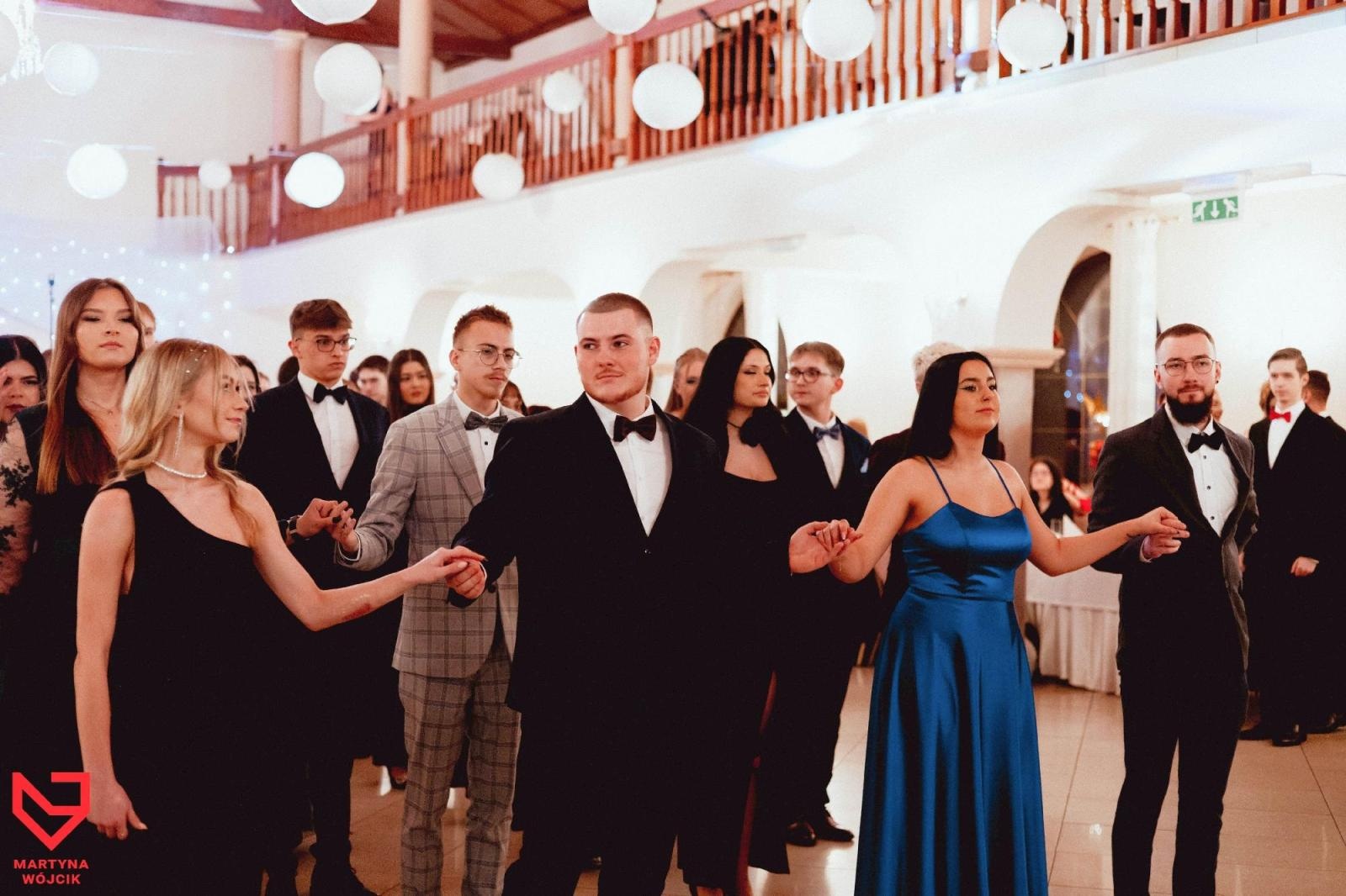 Zdjęcie w galerii na portalu naszraciborz.pl: Zjawiskowe kreacje i niezapomniane polonezy. Bal w ZSO nr 1 [FOTO] wiadomości z regionu