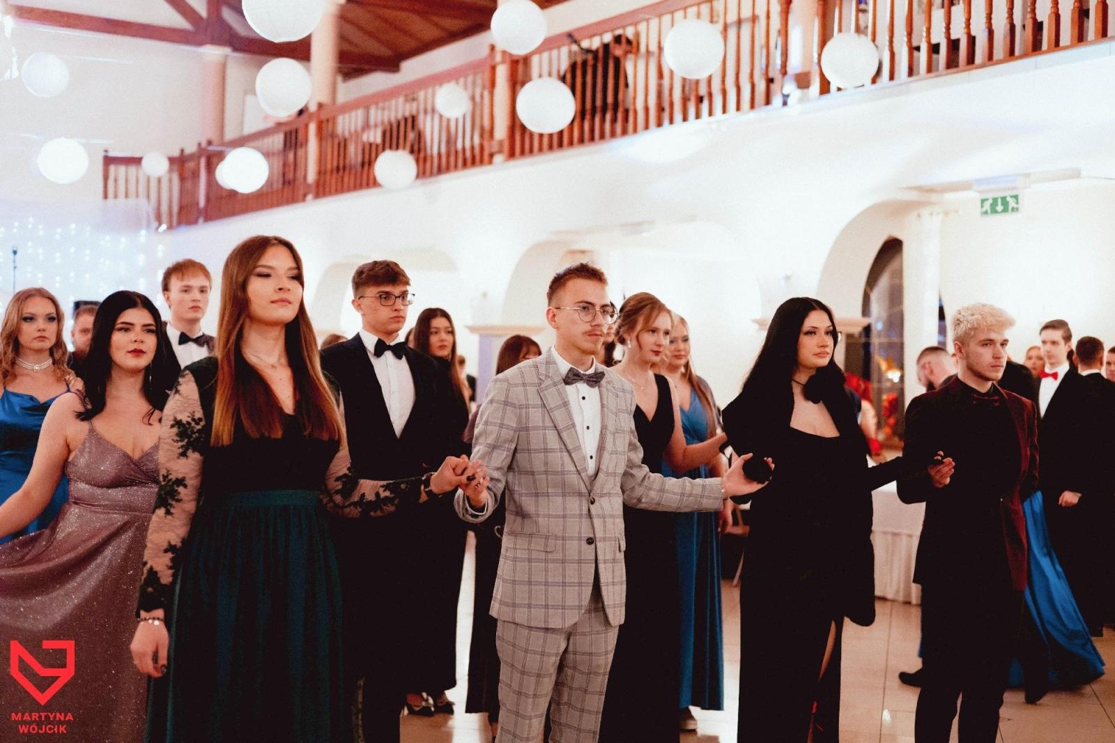 Zdjęcie w galerii na portalu naszraciborz.pl: Zjawiskowe kreacje i niezapomniane polonezy. Bal w ZSO nr 1 [FOTO] wiadomości z regionu