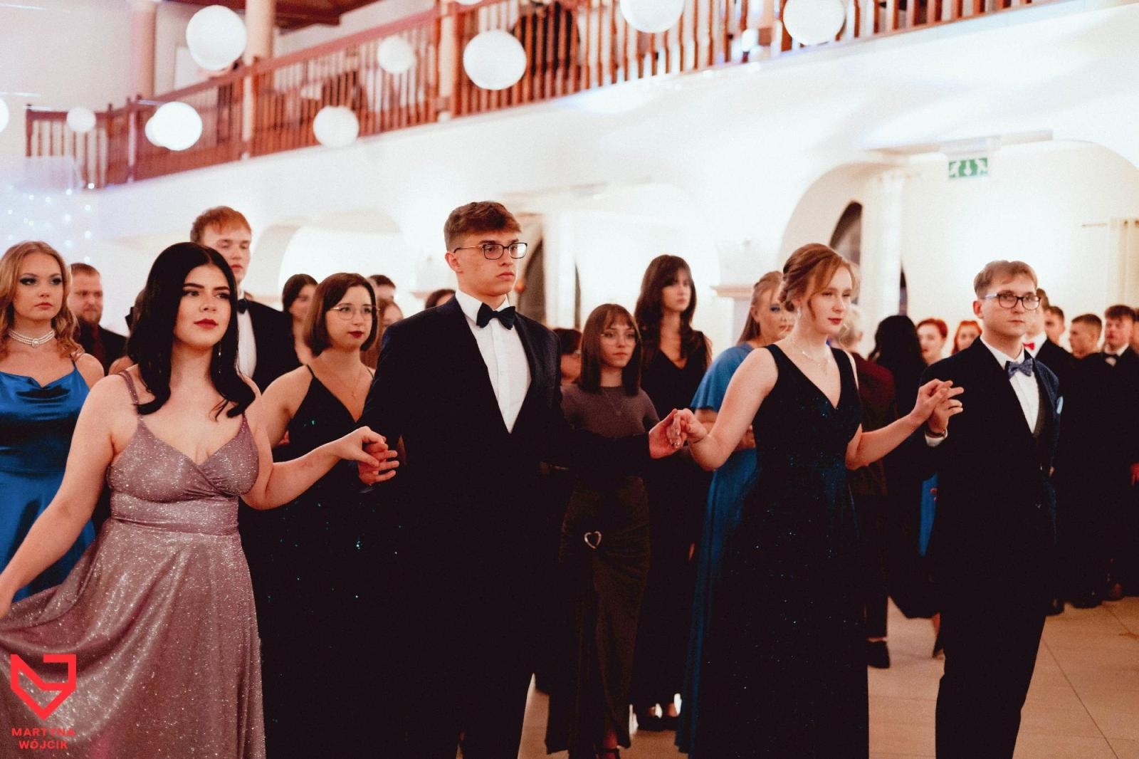 Zdjęcie w galerii na portalu naszraciborz.pl: Zjawiskowe kreacje i niezapomniane polonezy. Bal w ZSO nr 1 [FOTO] wiadomości z regionu