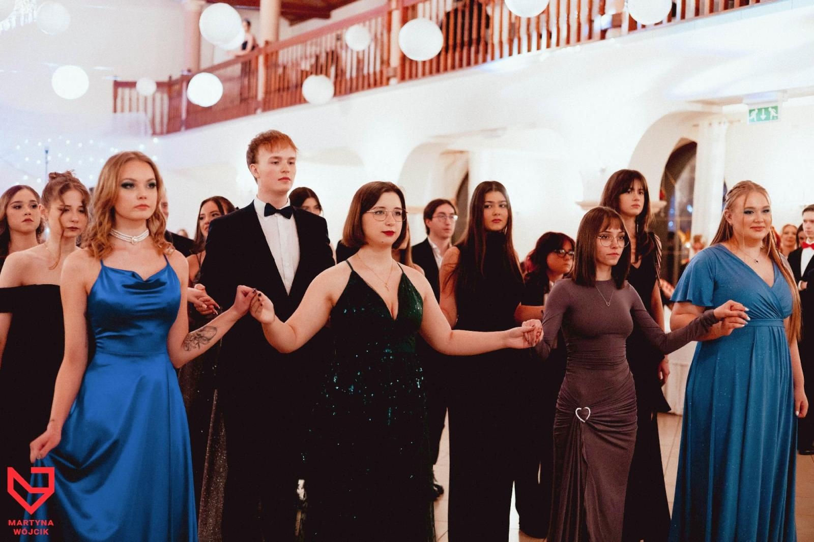 Zdjęcie w galerii na portalu naszraciborz.pl: Zjawiskowe kreacje i niezapomniane polonezy. Bal w ZSO nr 1 [FOTO] wiadomości z regionu