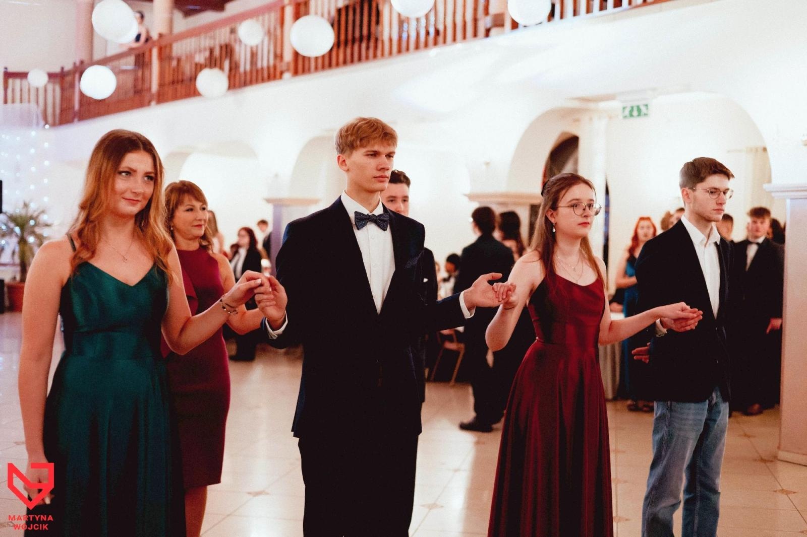 Zdjęcie w galerii na portalu naszraciborz.pl: Zjawiskowe kreacje i niezapomniane polonezy. Bal w ZSO nr 1 [FOTO] wiadomości z regionu